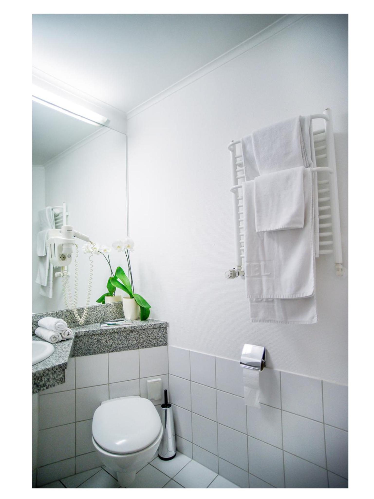 Standard Double or Twin Room - Photo 7