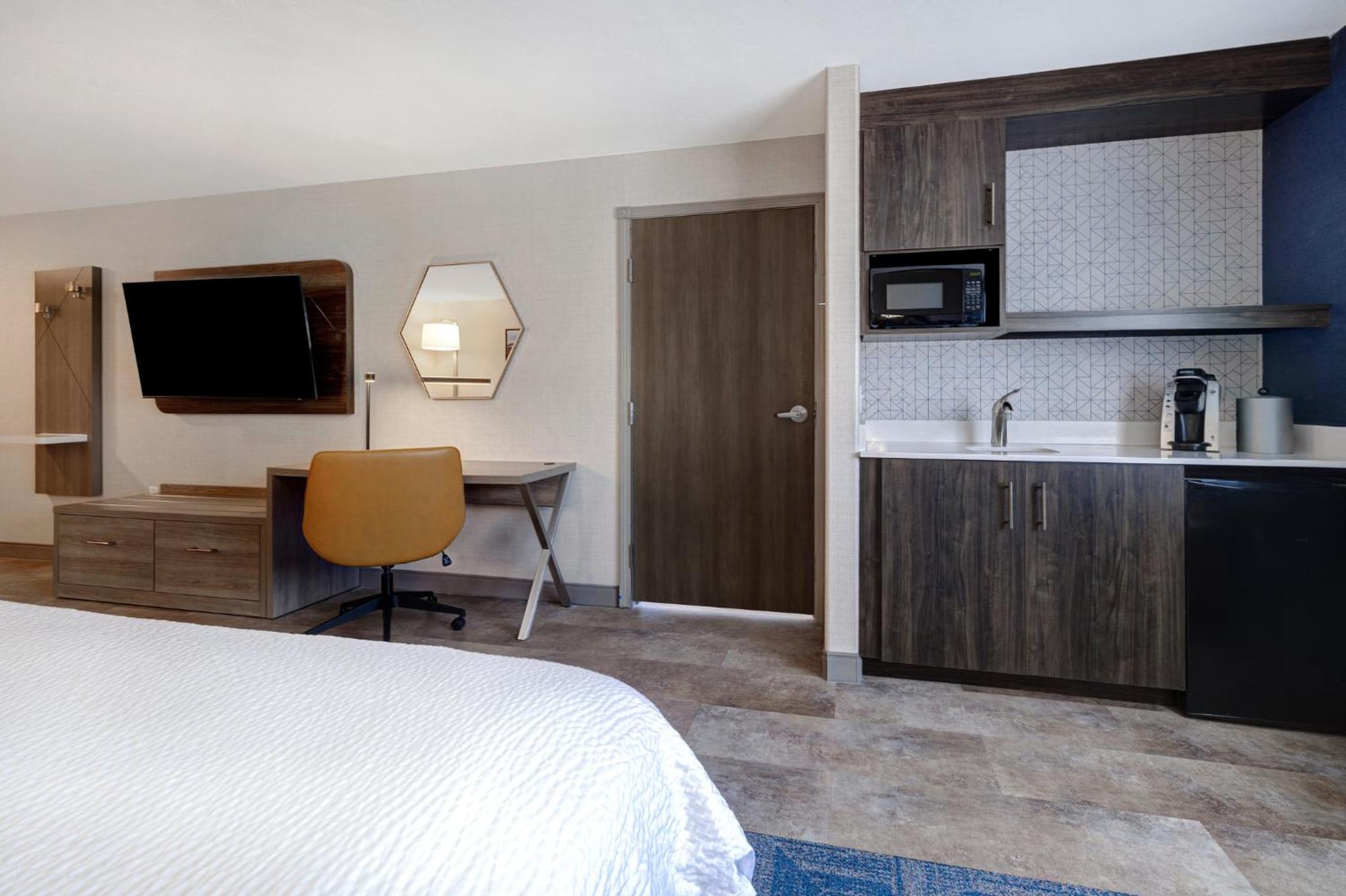 One-Bedroom King Suite with Sofa Bed - Photo 8