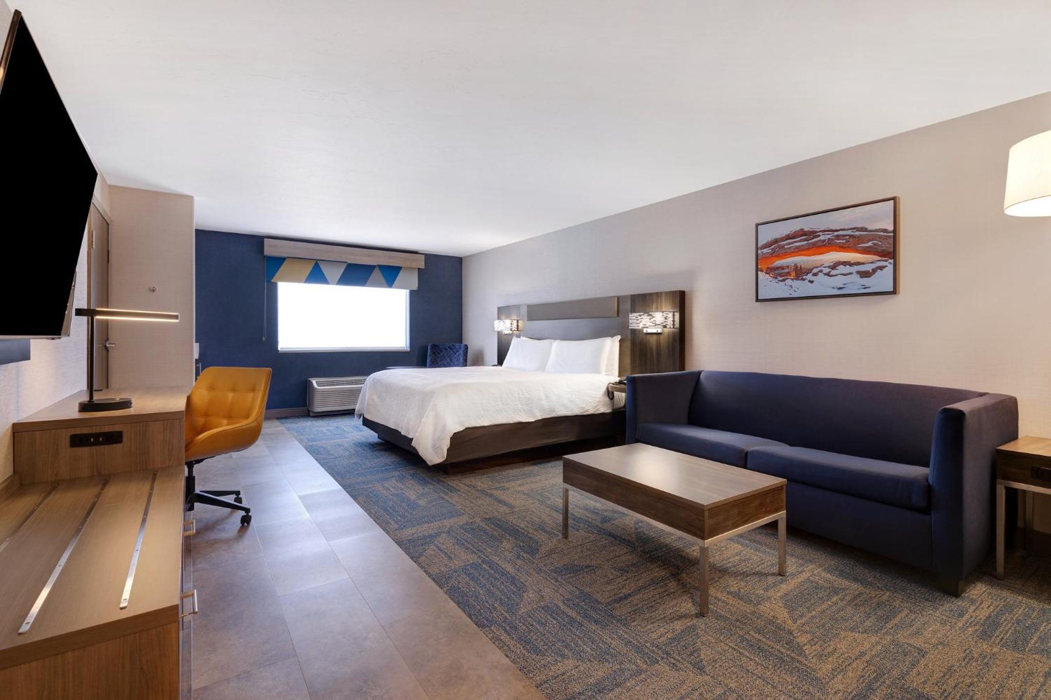 One-Bedroom King Suite with Sofa Bed - Photo 7