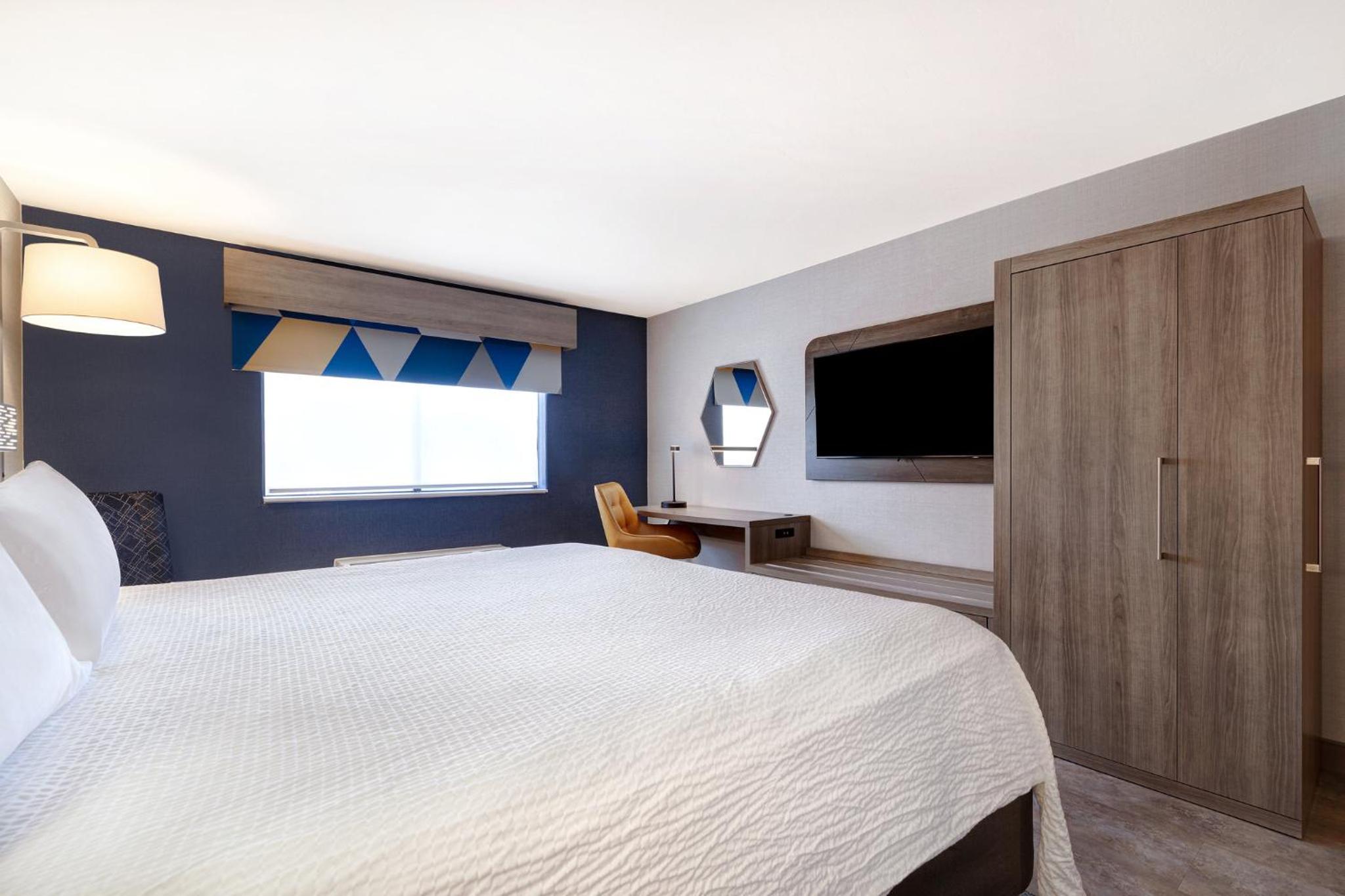 Standard King Room - Photo 7