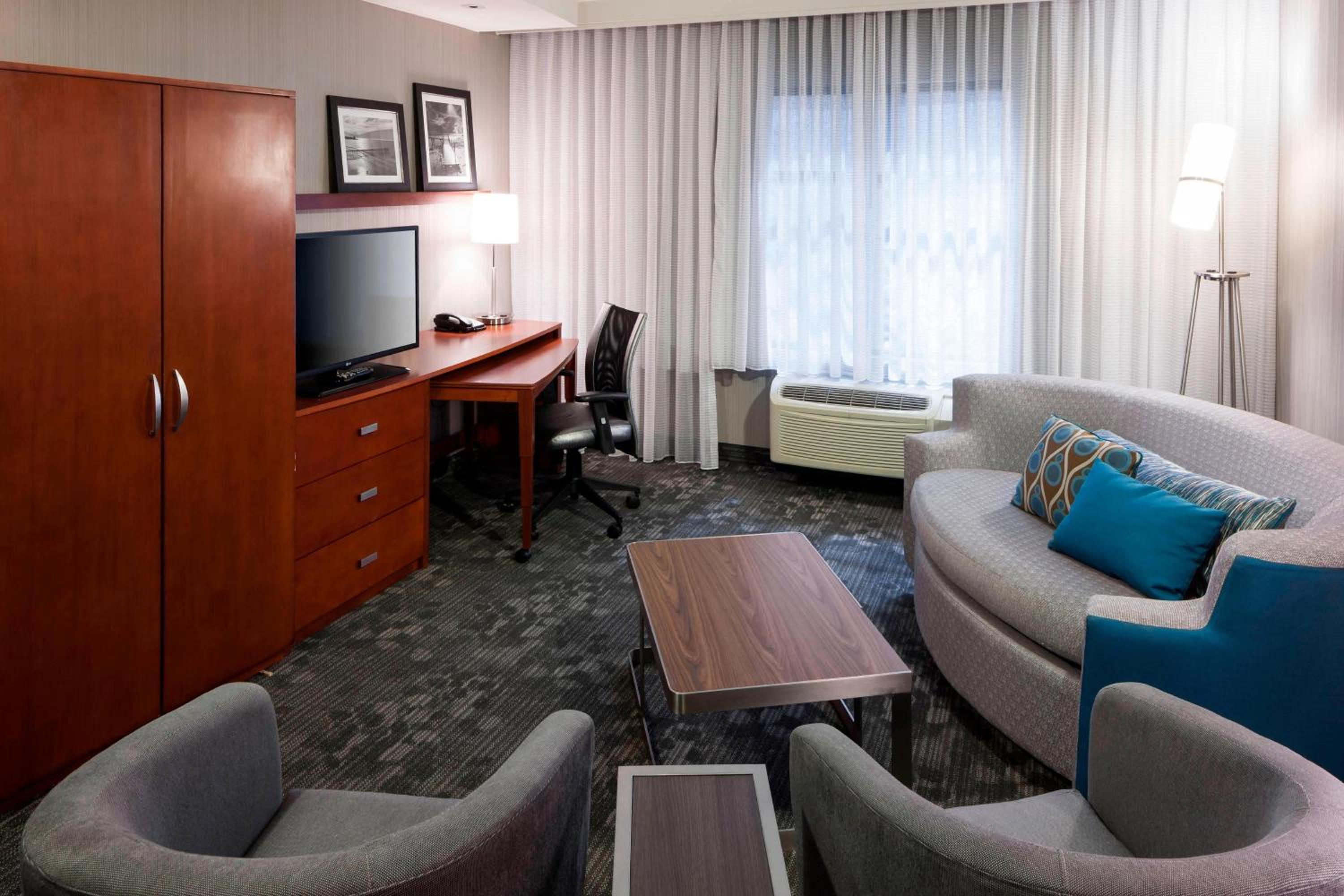 One-Bedroom Executive King Suite with Sofa Bed - Photo 2