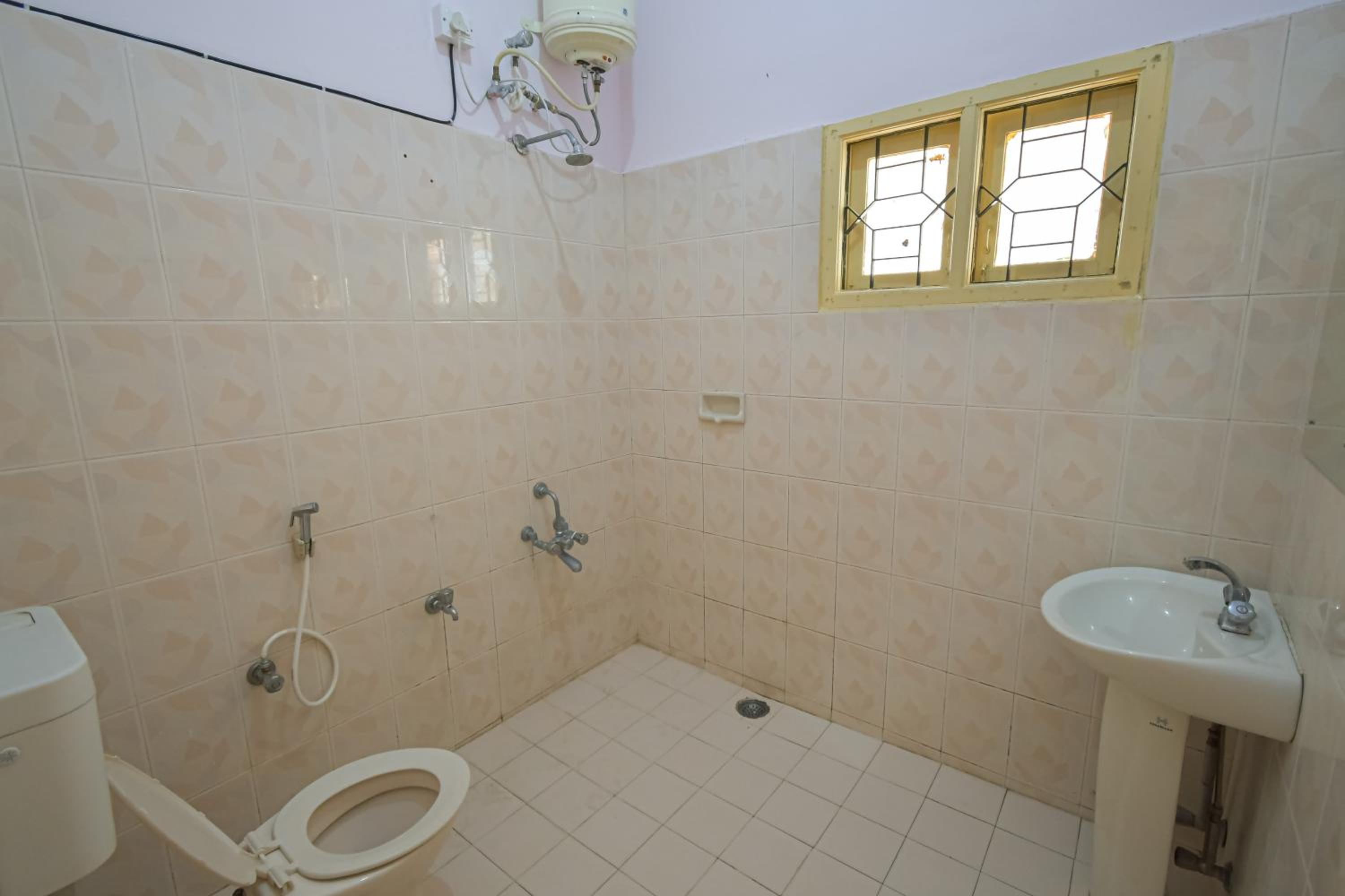 Double Room with Private Bathroom - Photo 17