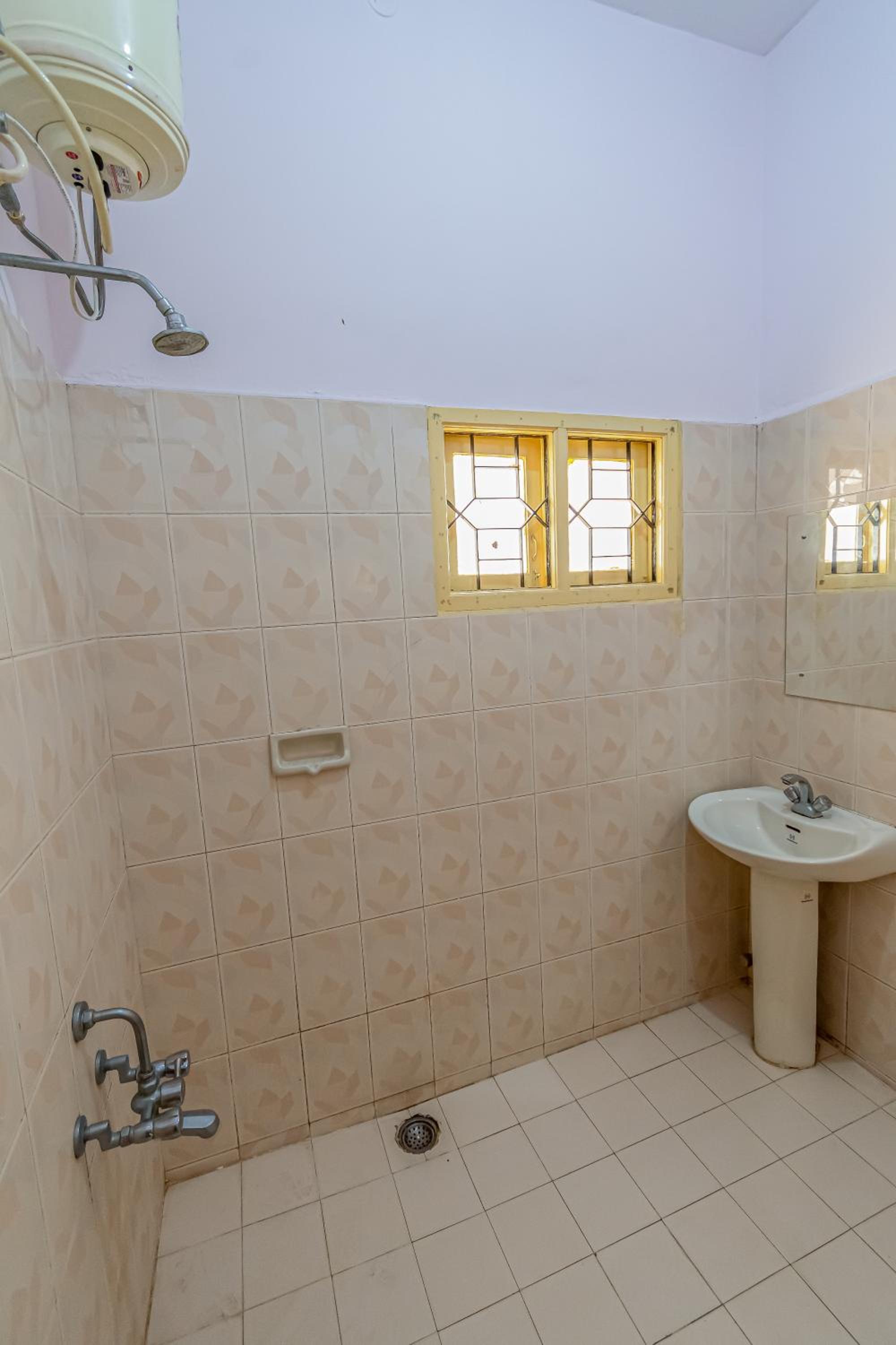 Double Room with Private Bathroom - Photo 11