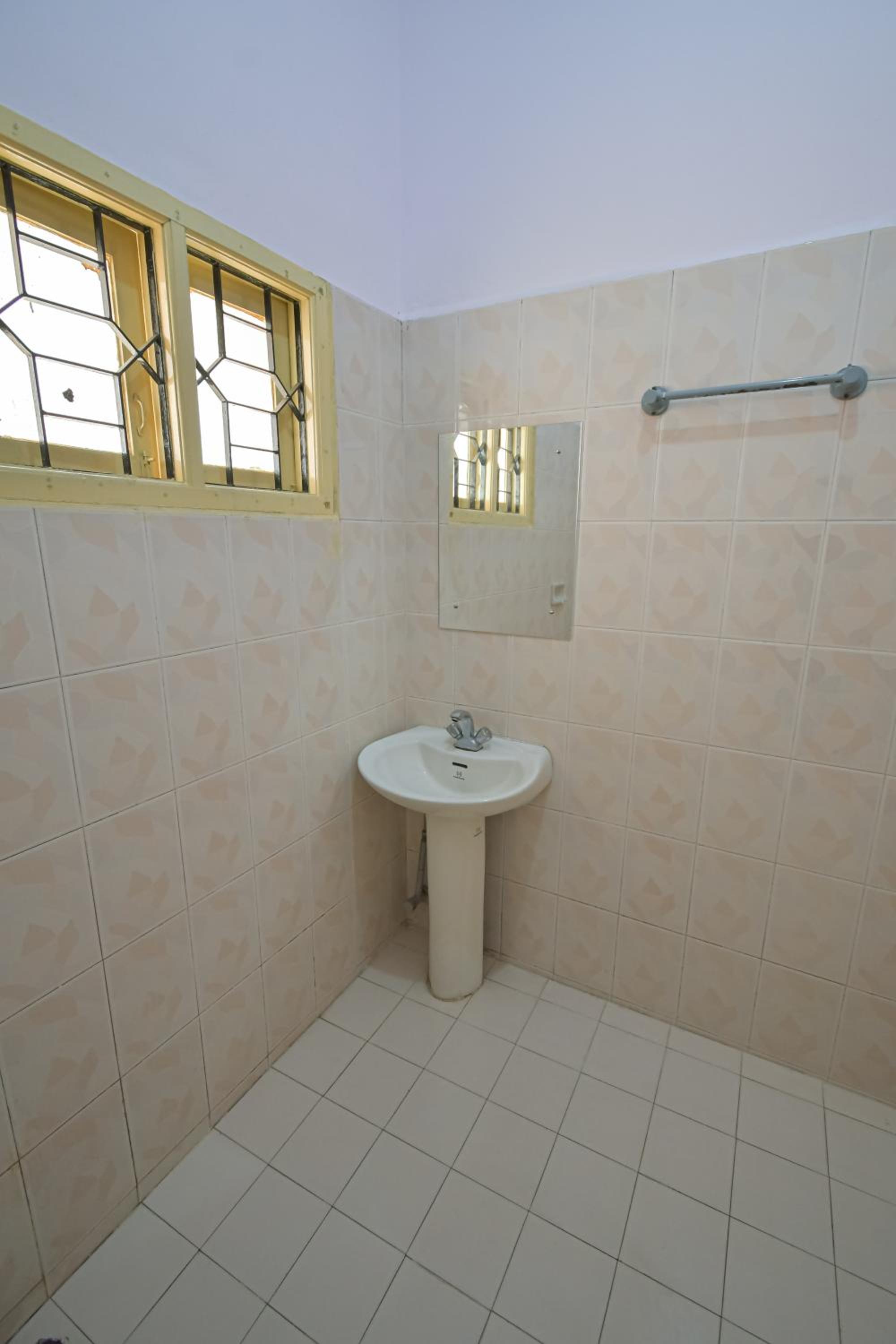 Double Room with Private Bathroom - Photo 10
