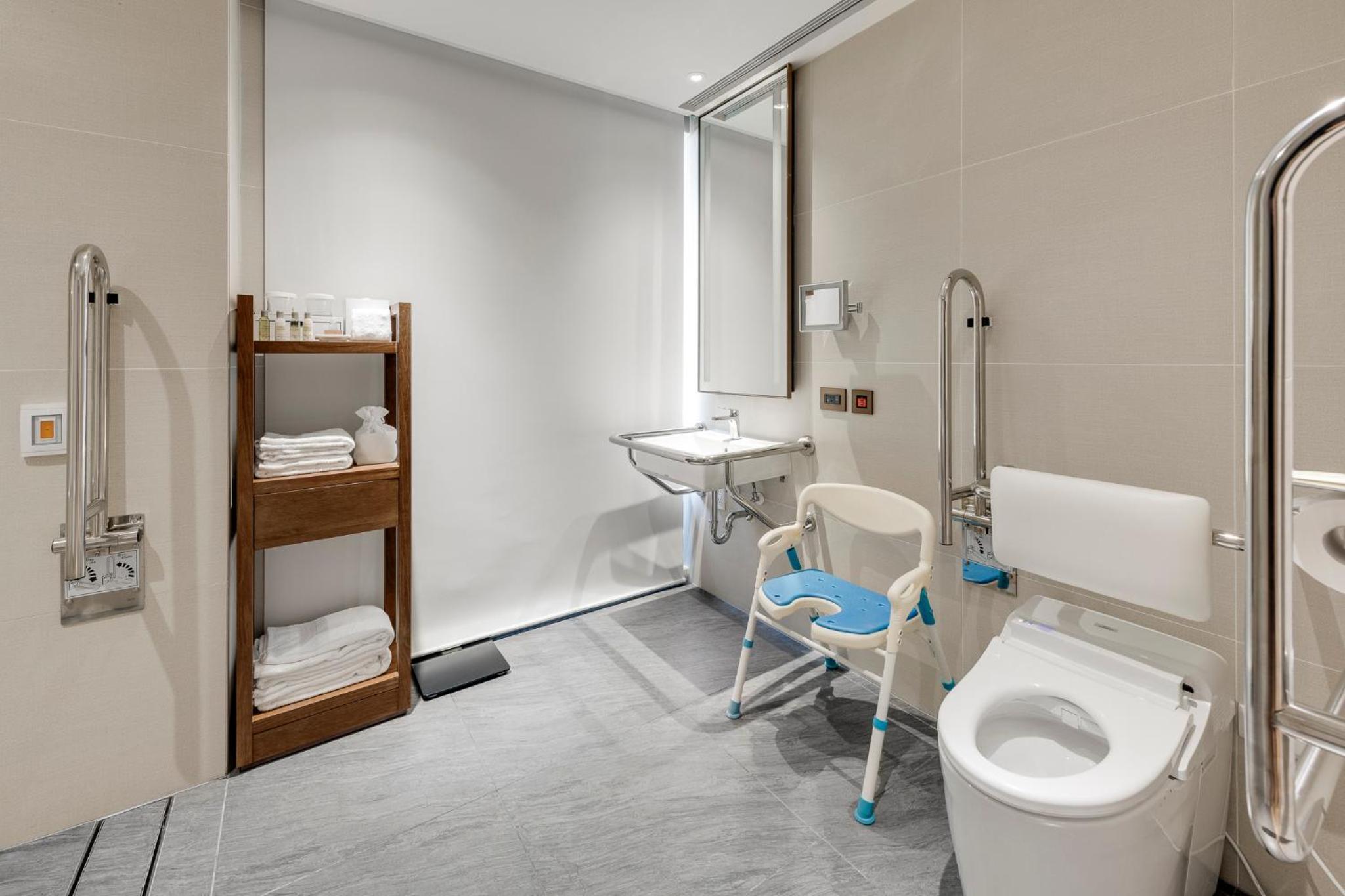 King Room - Mobility Accessible thumbnail 6