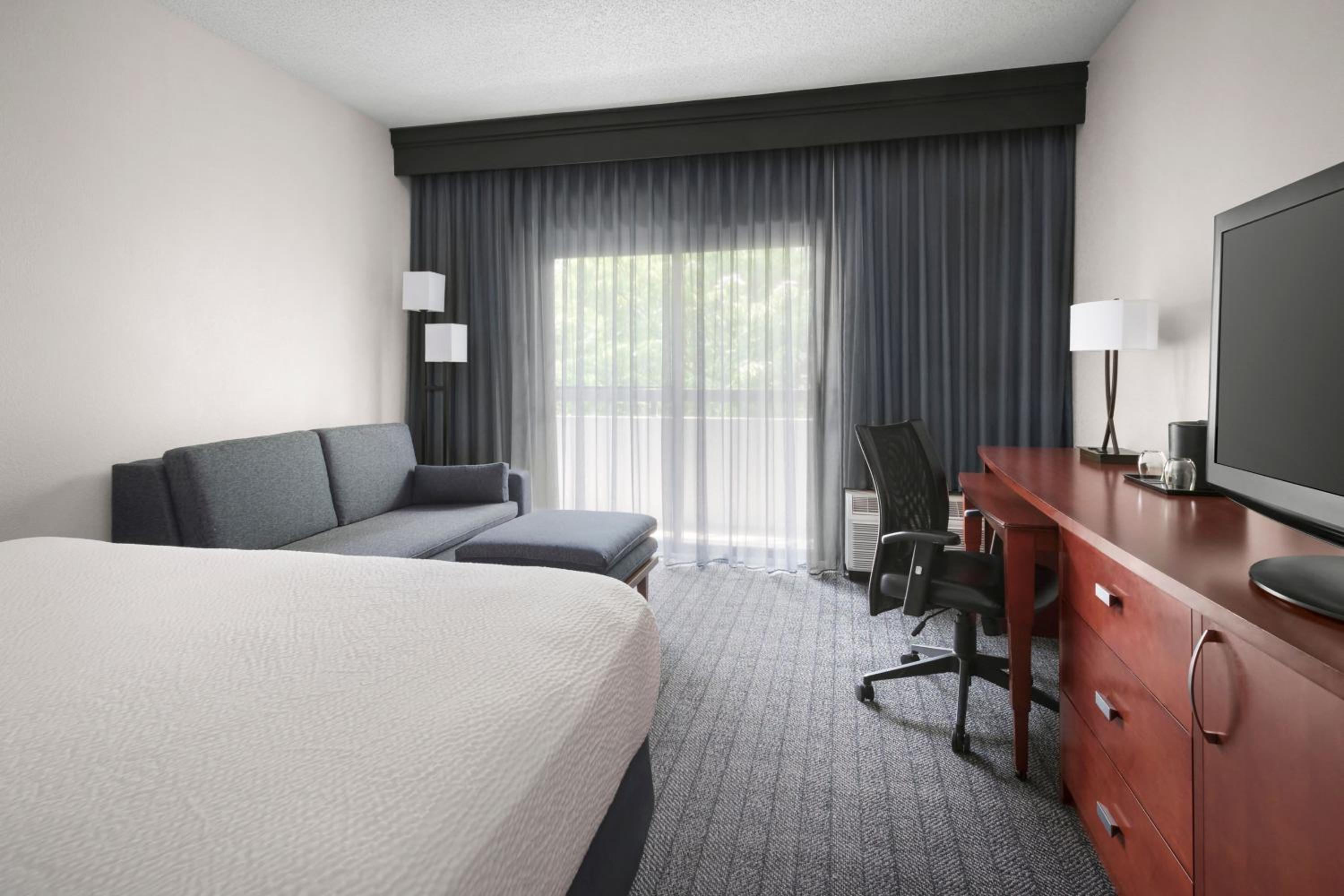 King Room with Sofa Bed - Photo 1