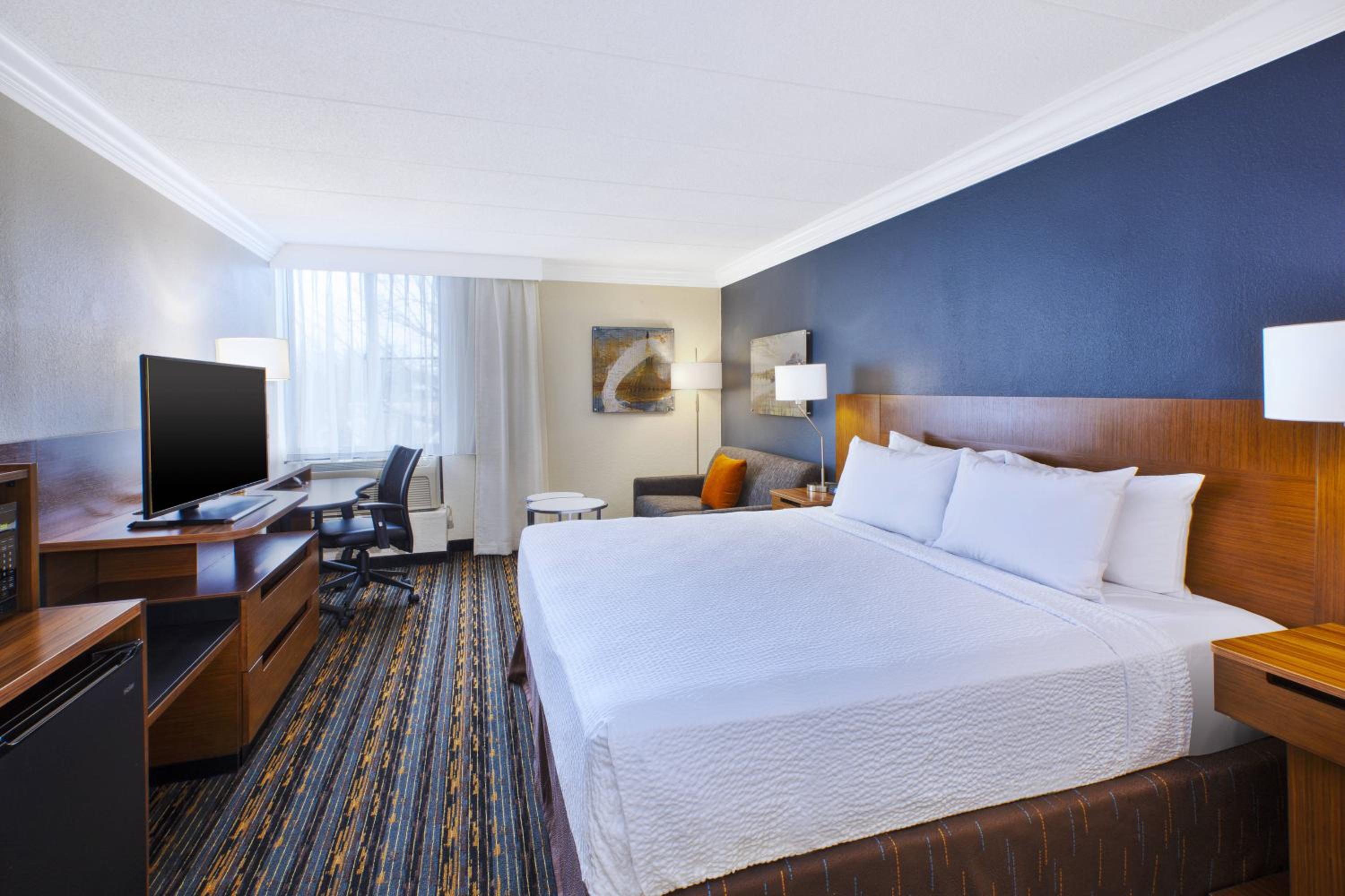 Executive King Suite with Sofa Bed - Photo 1