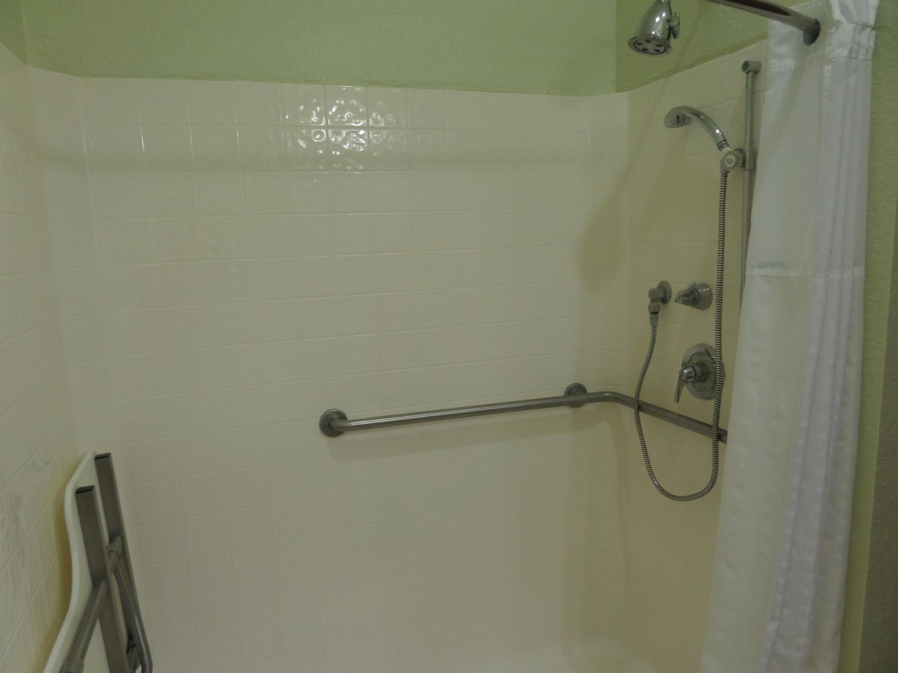 King Room with Bath Tub - Mobility/Hearing Accessible - Non-Smoking - Photo 4