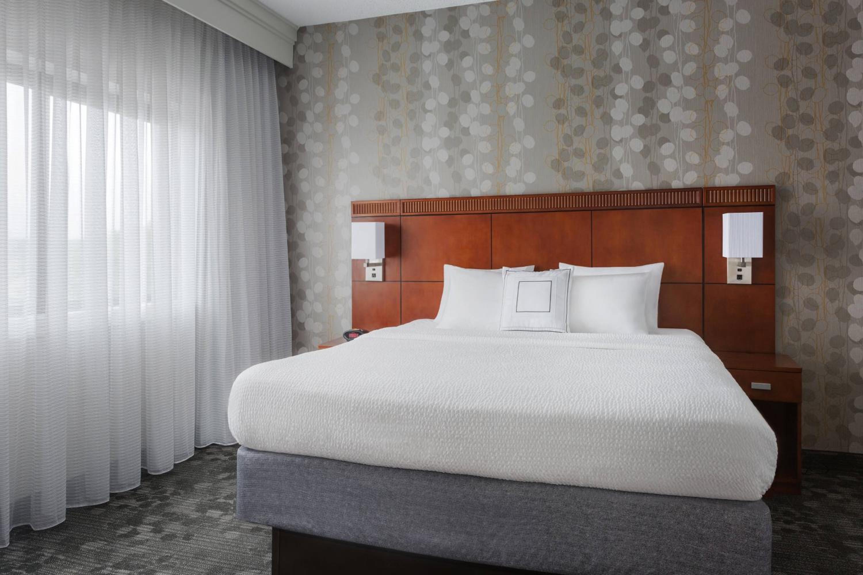One-Bedroom King Suite - Photo 4