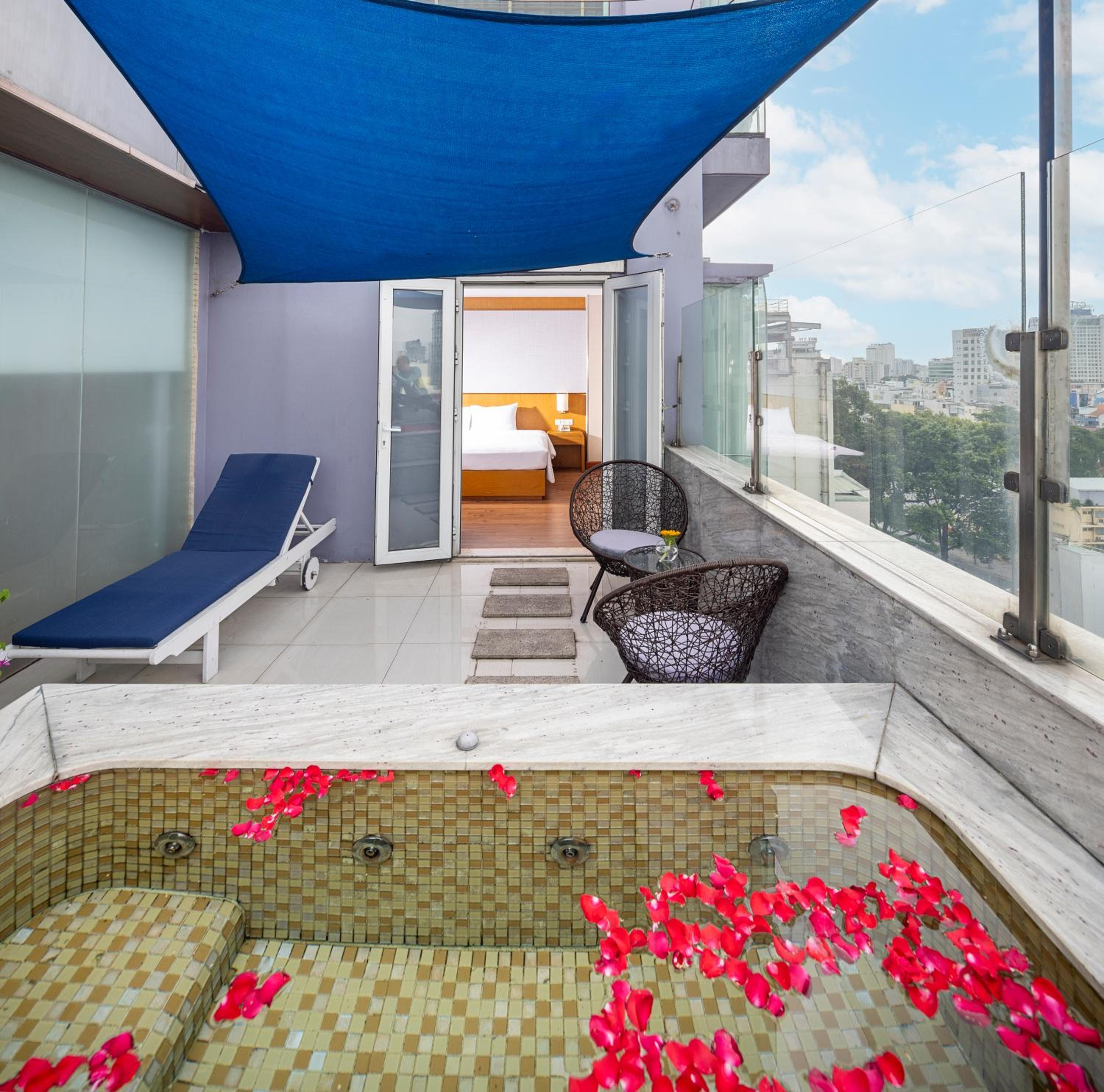 Signature Retreat Suite - Daily Free Afternoon & Mini Bar photo 3