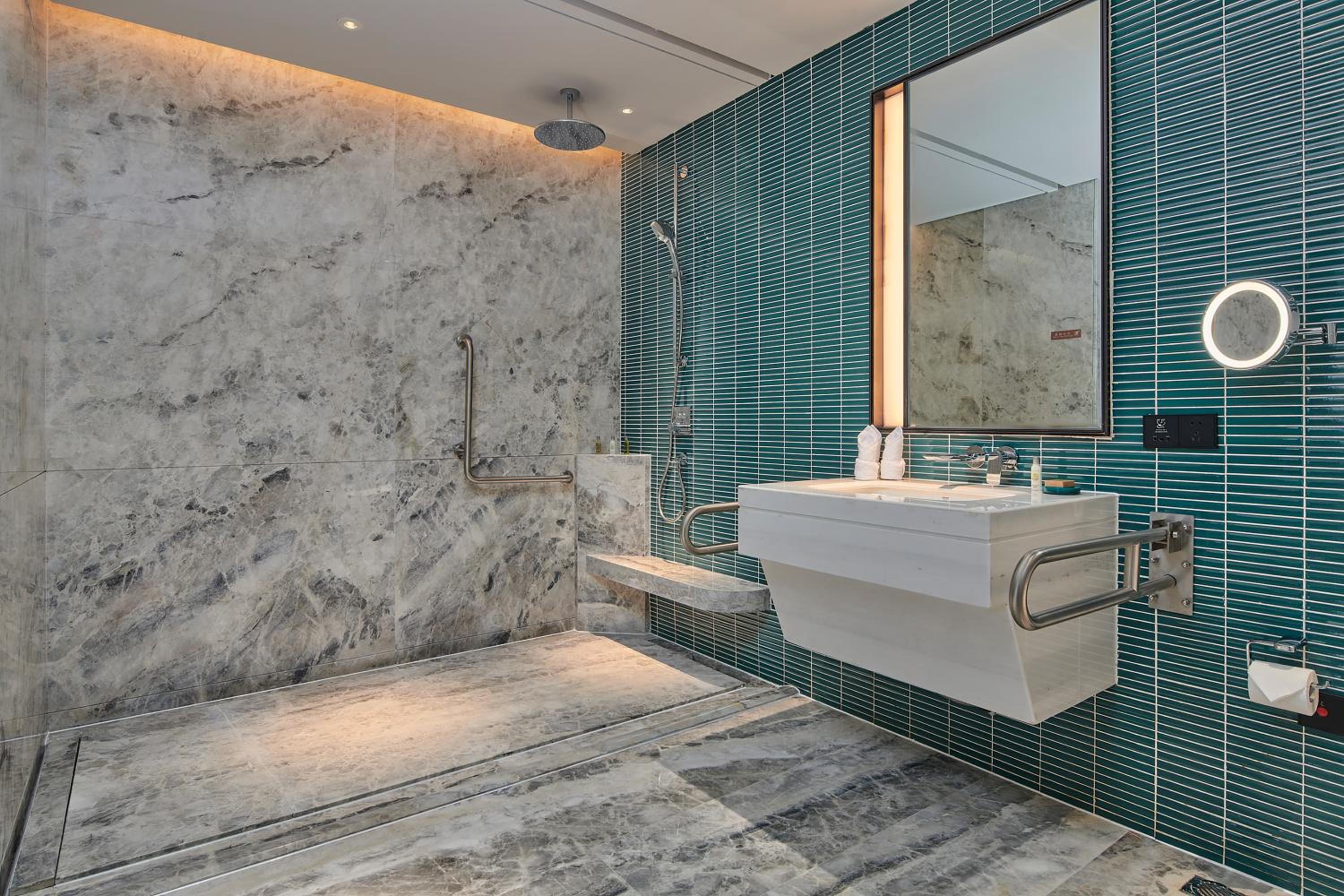 King Room - Mobility Accessible  - Photo 2