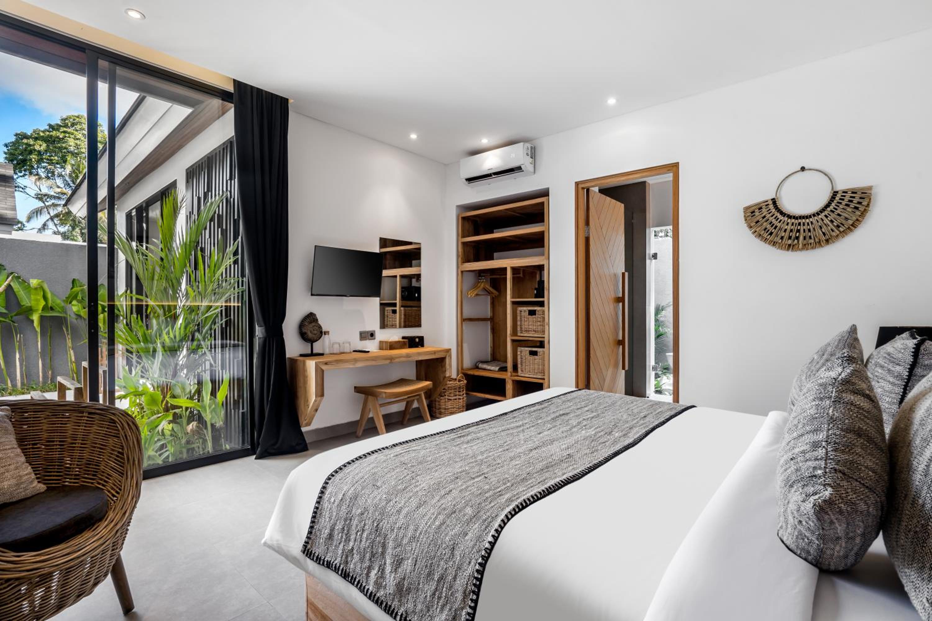 Three-Bedroom Villa - Photo 7