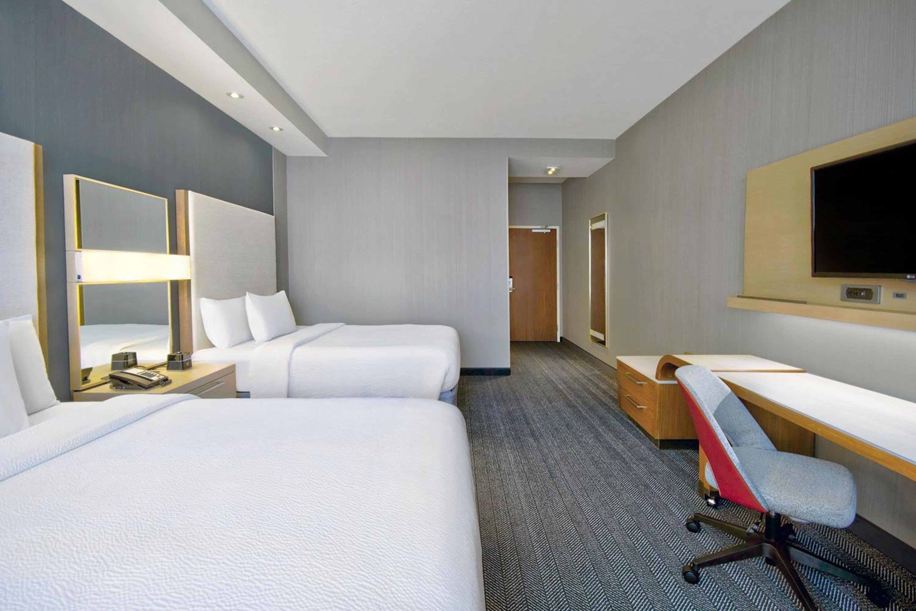 King Room with Non-Private Sofa Bed and Courtyard View - Mobility Accessible with Tub photo 2