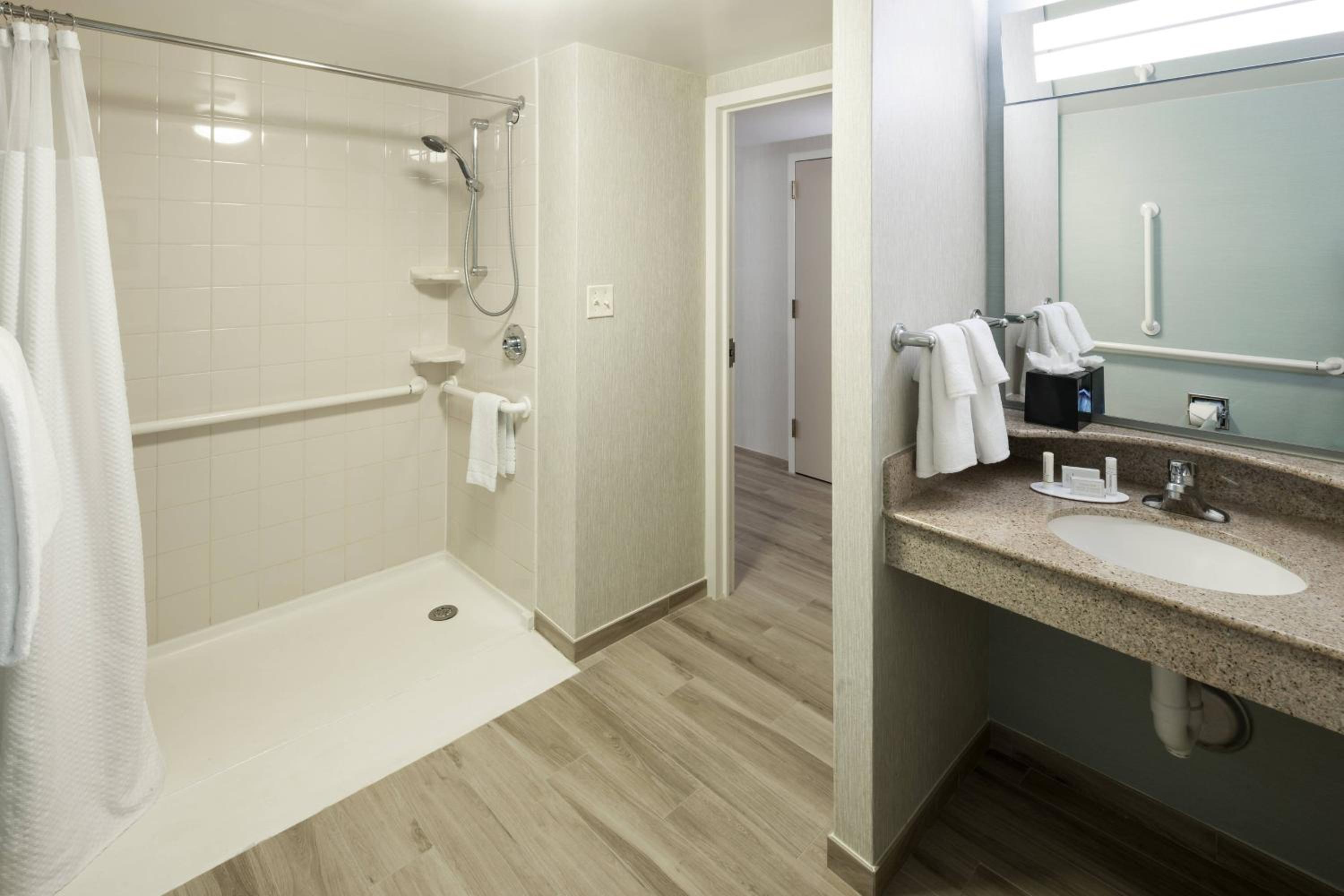 One-Bedroom King Suite - Oceanfront - Photo 5