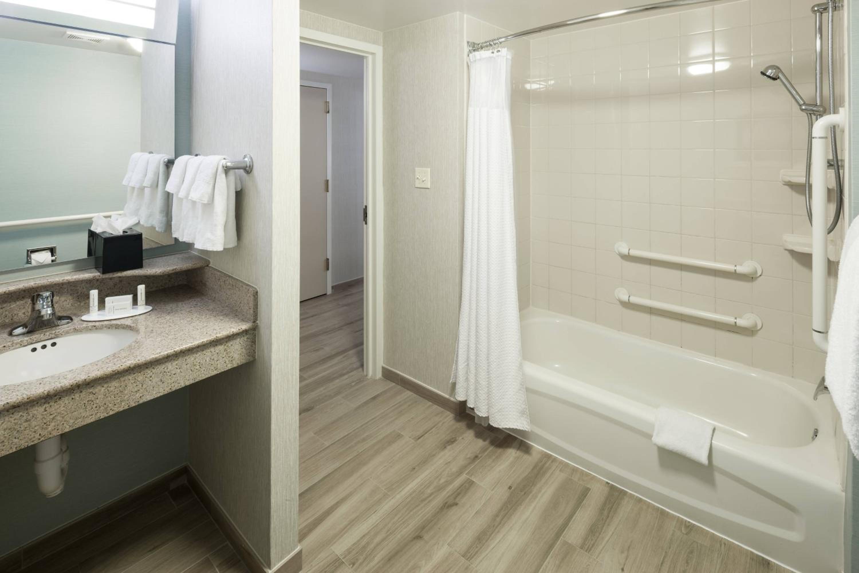 Queen Room with Two Queen Beds - Ocean Front - Photo 2