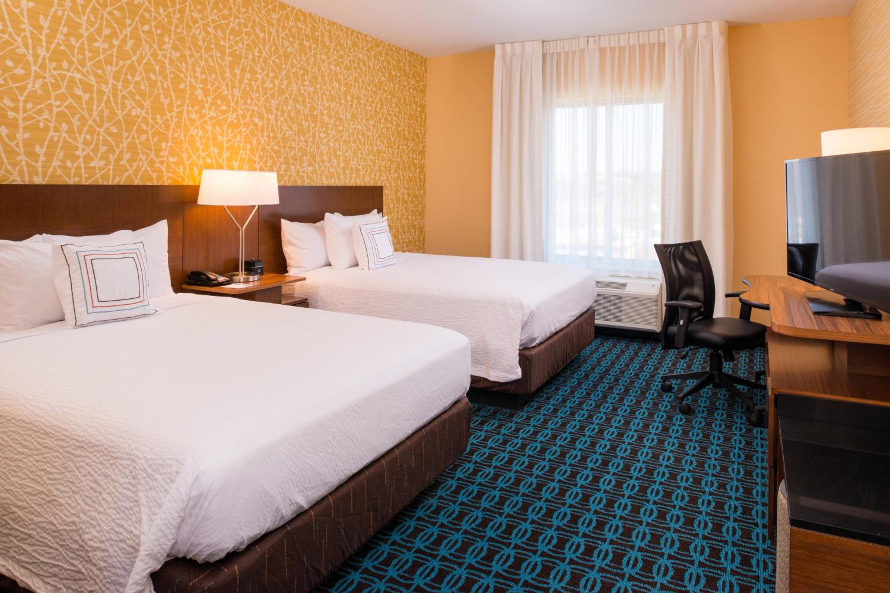 Queen Room with Two Queen Beds and Adapted Tub - Mobility Accessible