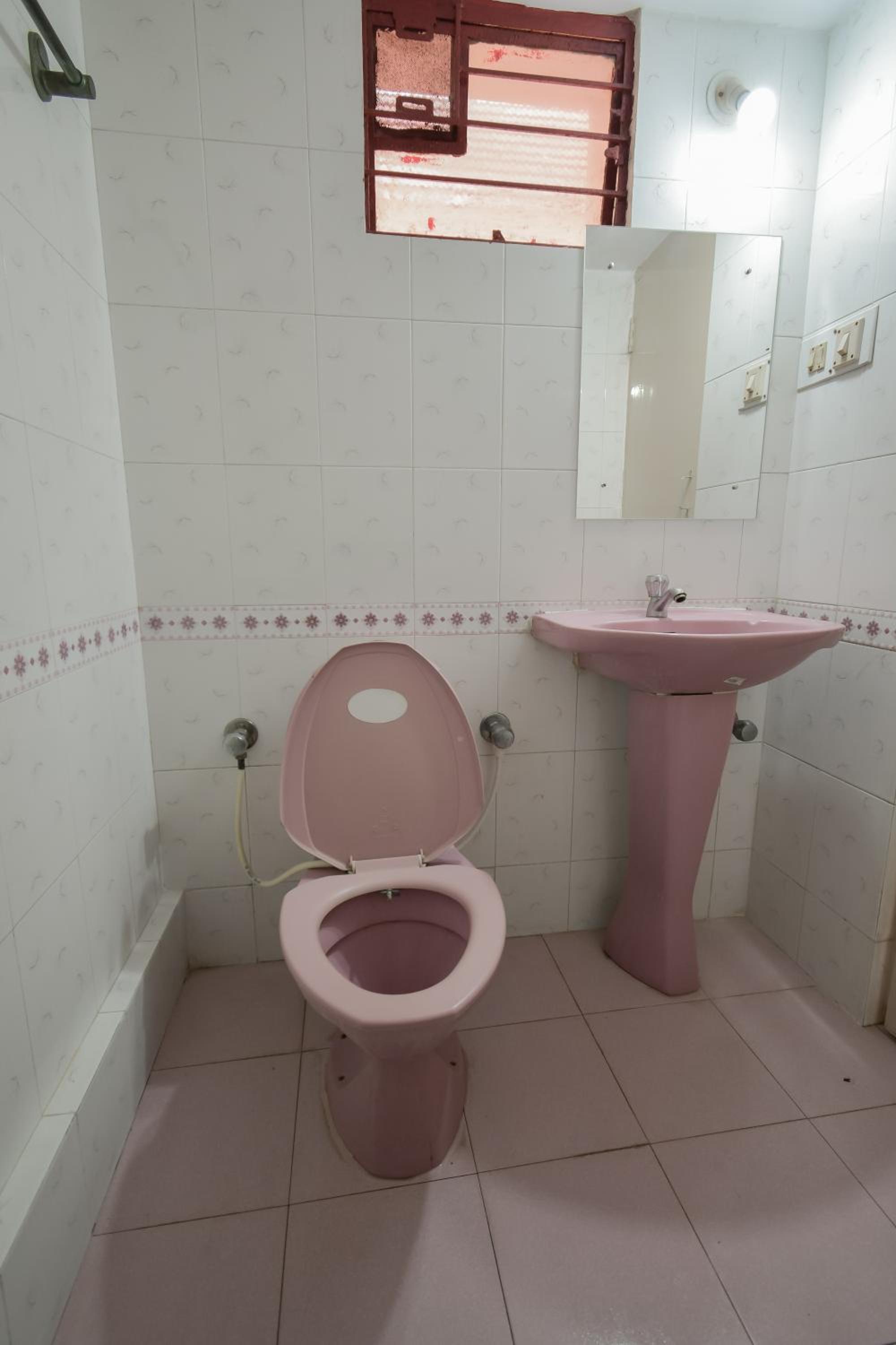 Budget Double Room - Photo 18