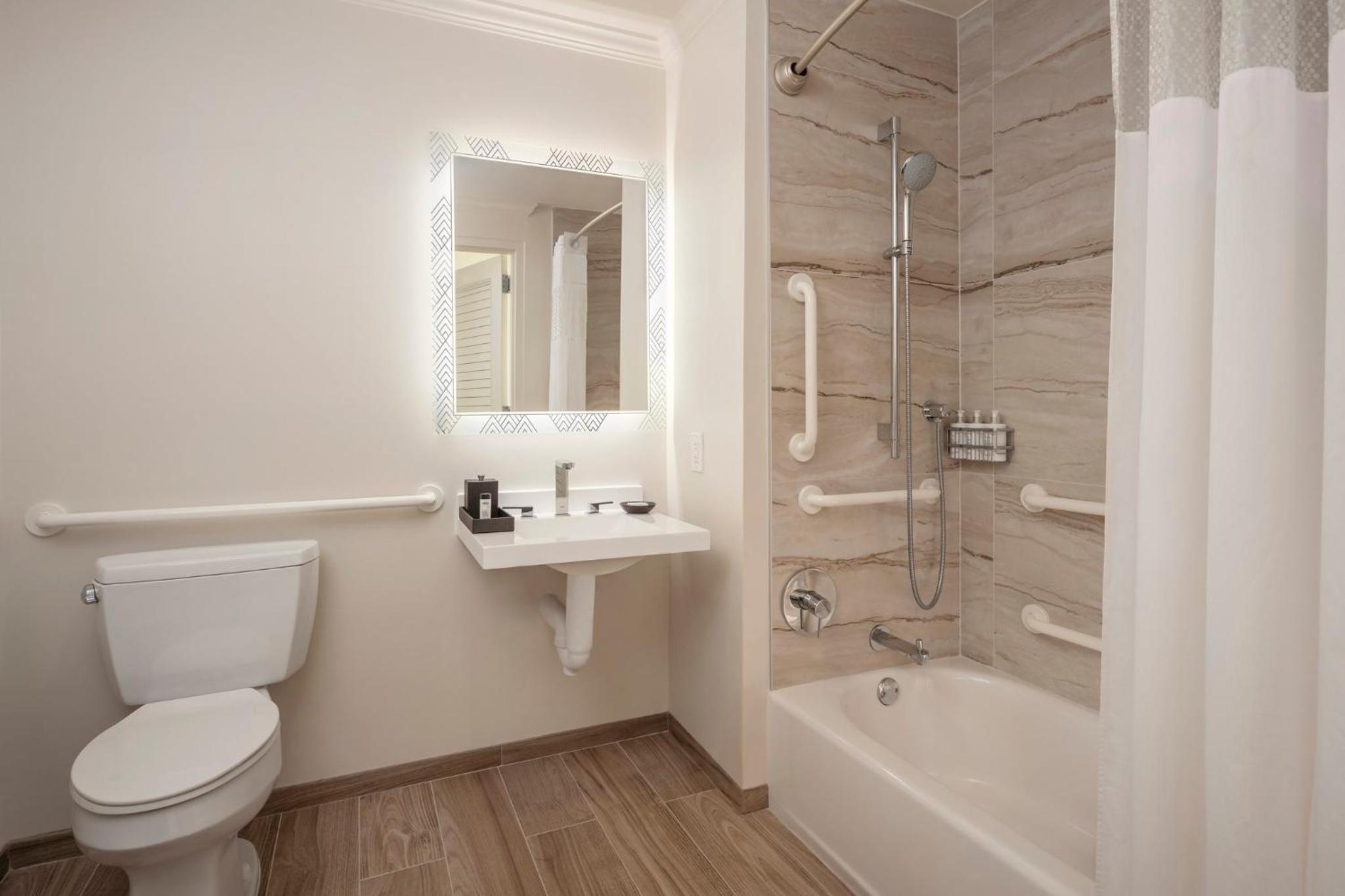 King Room - Disability Access with Tub - Photo 2