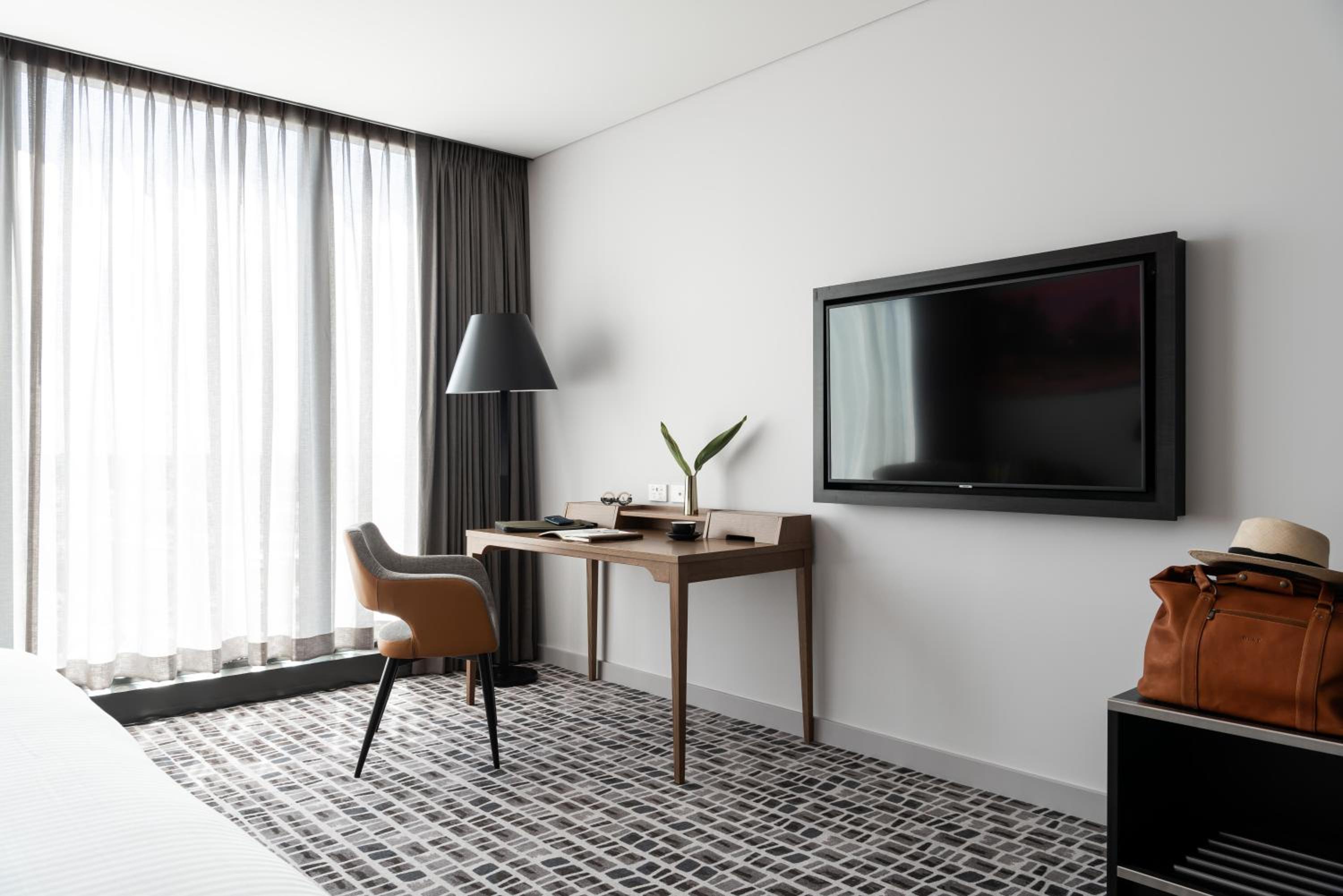 Accessible Deluxe King Room - Photo 6