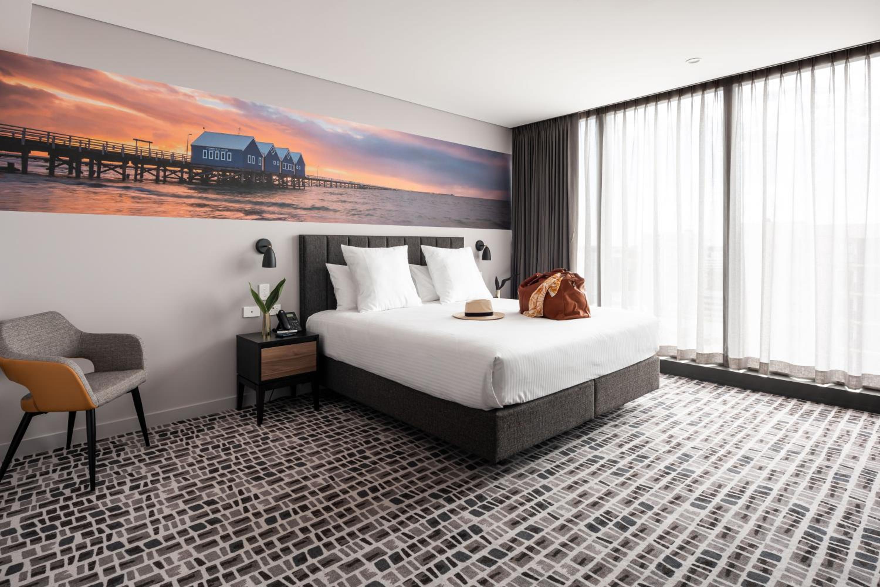 Accessible Deluxe King Room - Photo 5