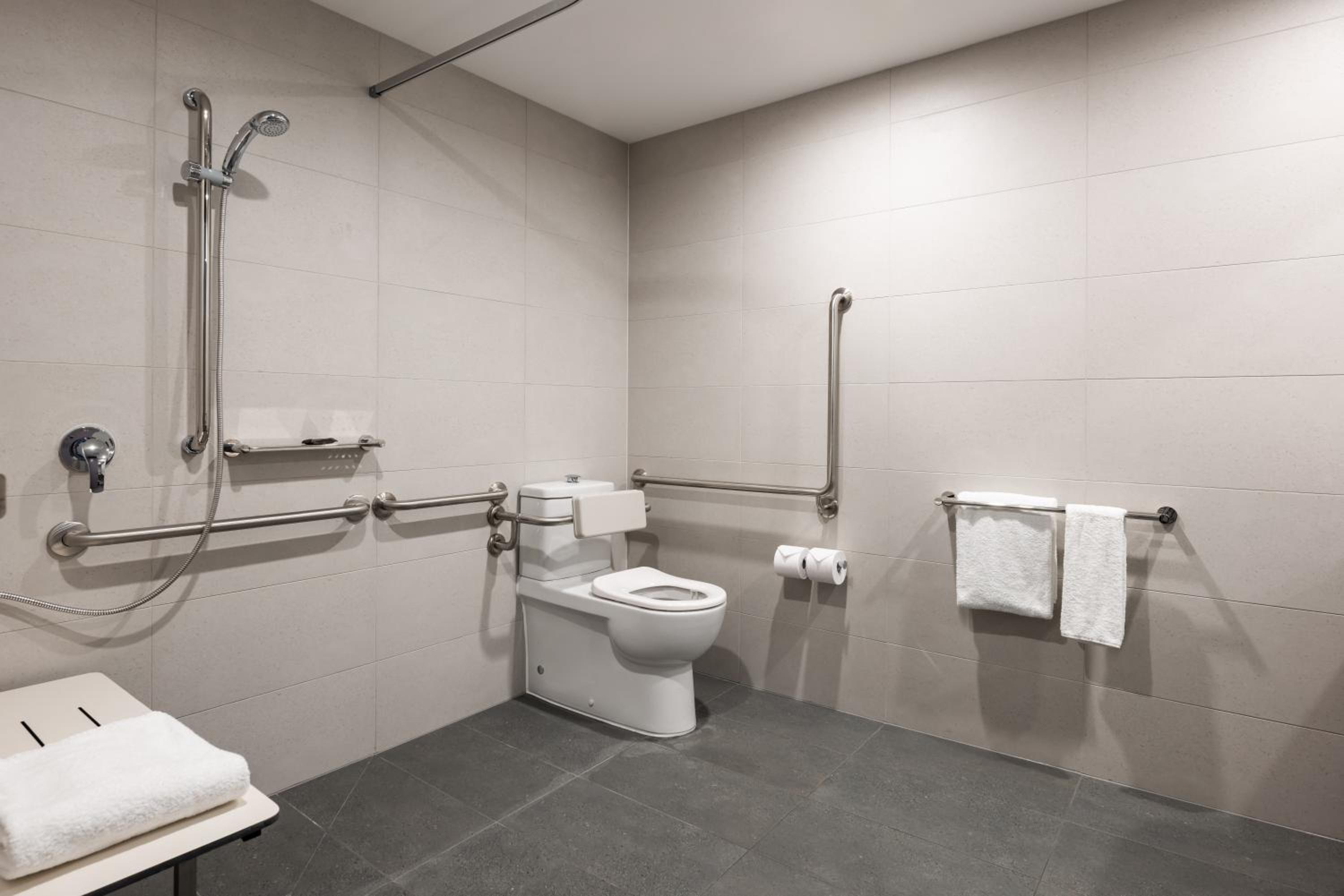 Accessible Deluxe King Room - Photo 4