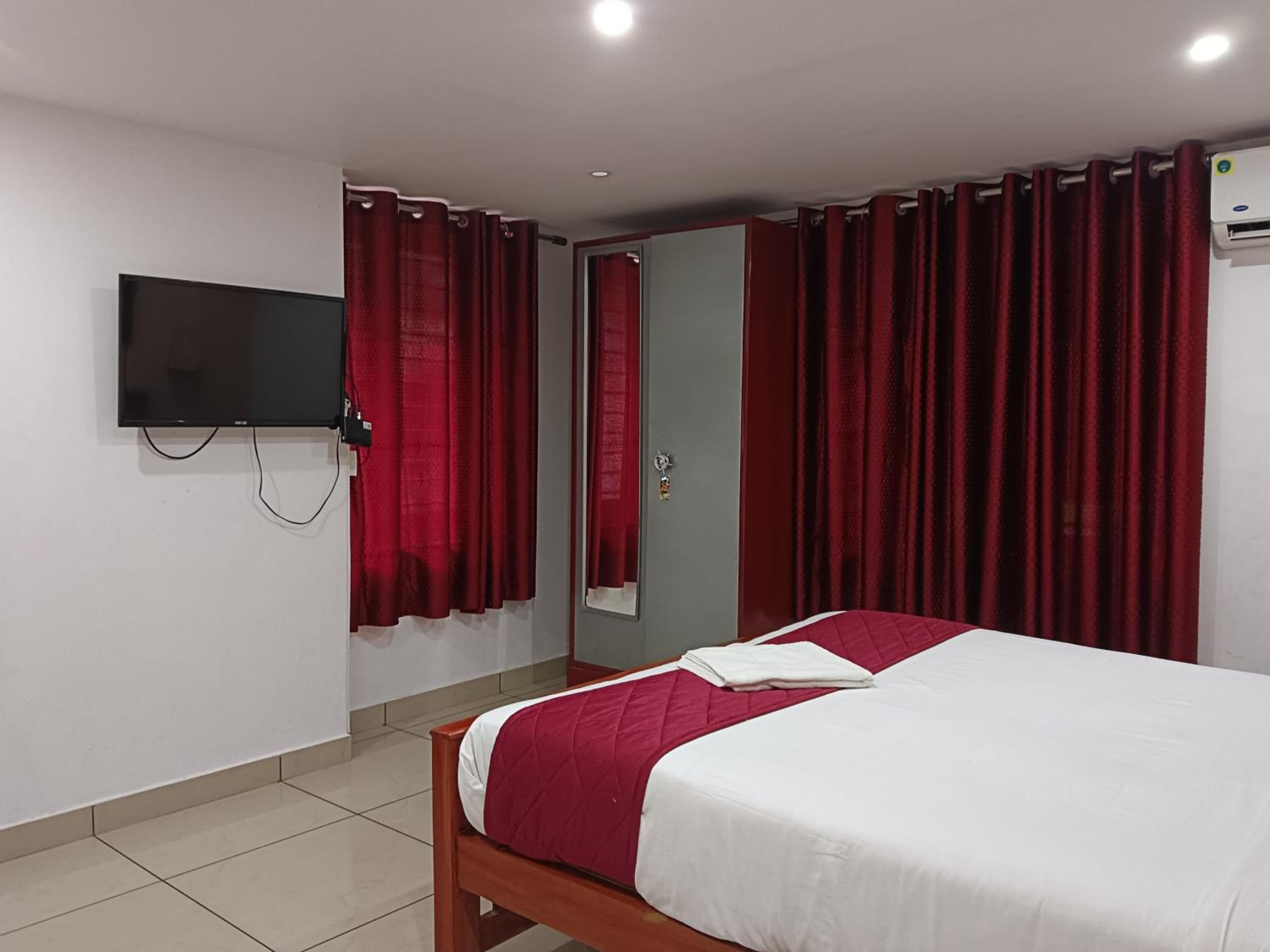 Deluxe Double Room (2 Adults + 1 Child) photo 2