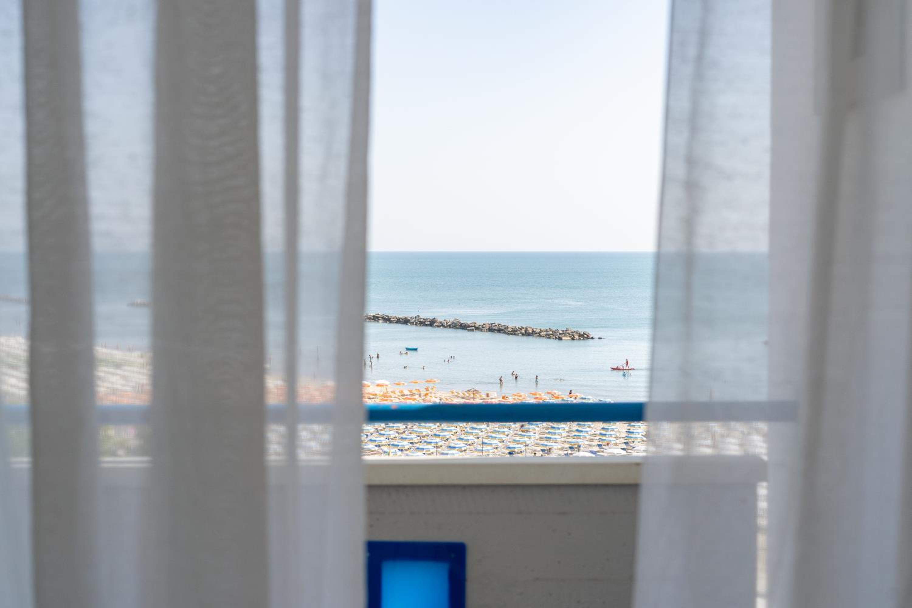 Standard Triple Room with Sea View - Photo 7