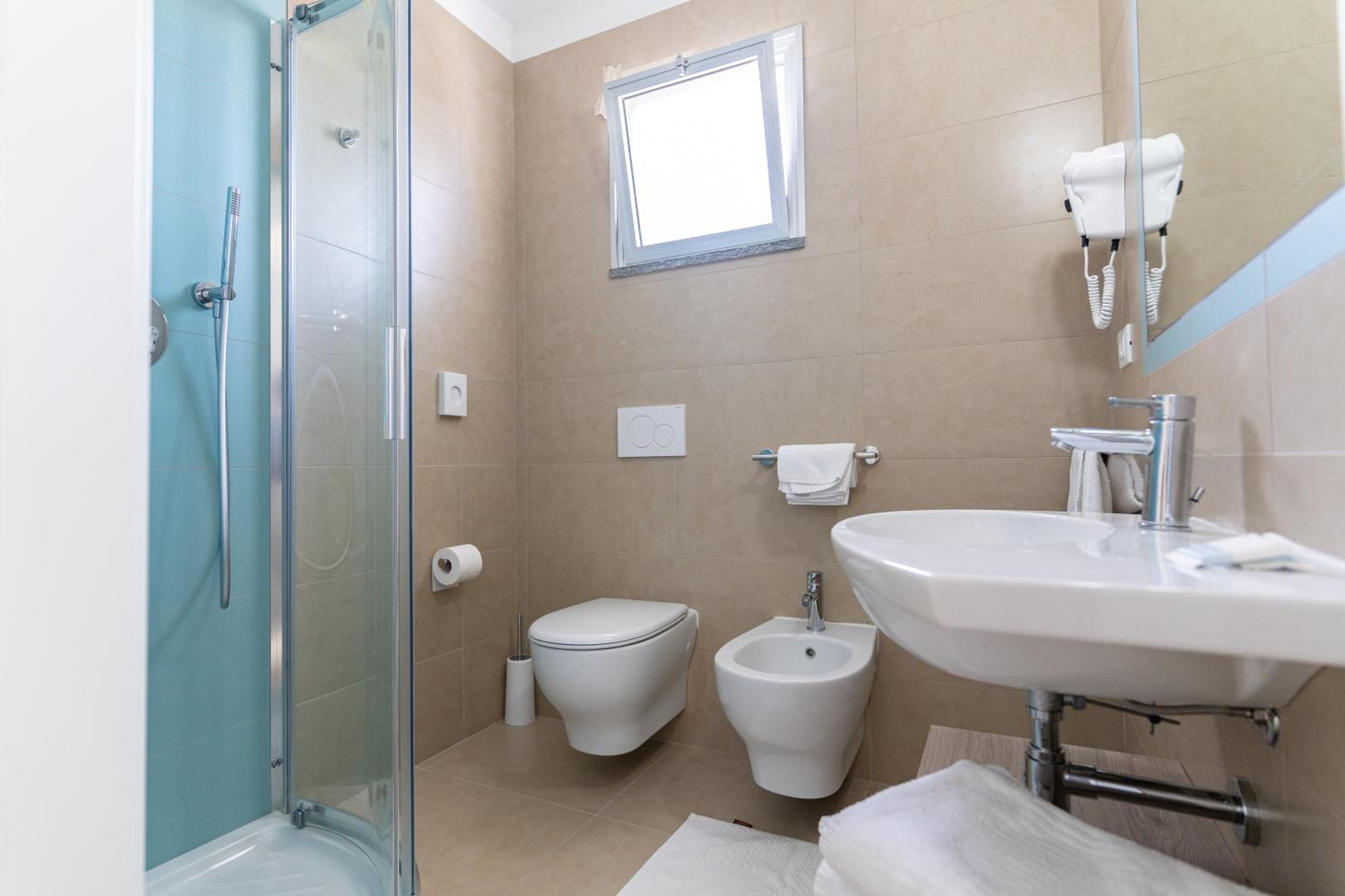 Standard Triple Room with Sea View - Photo 4
