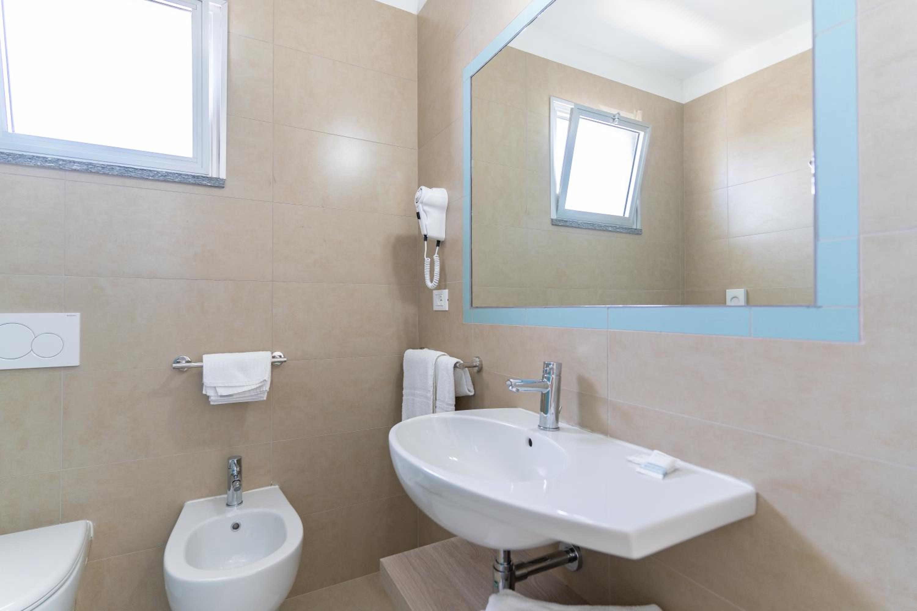 Standard Triple Room with Sea View - Photo 5