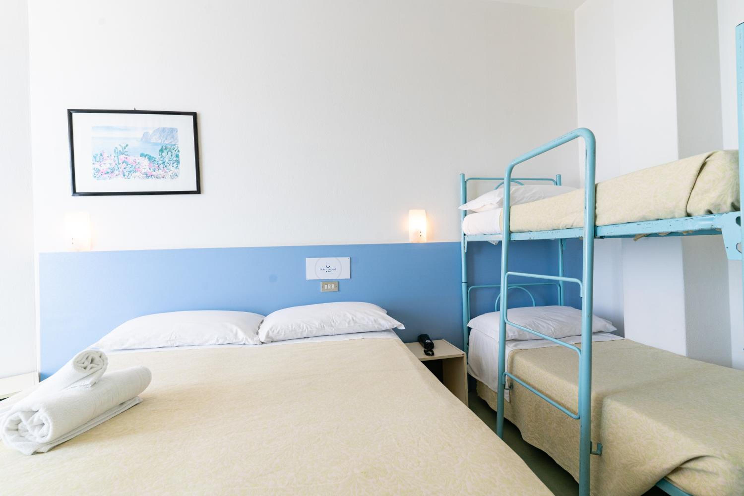 Quadruple Room with Sea View - Photo 2