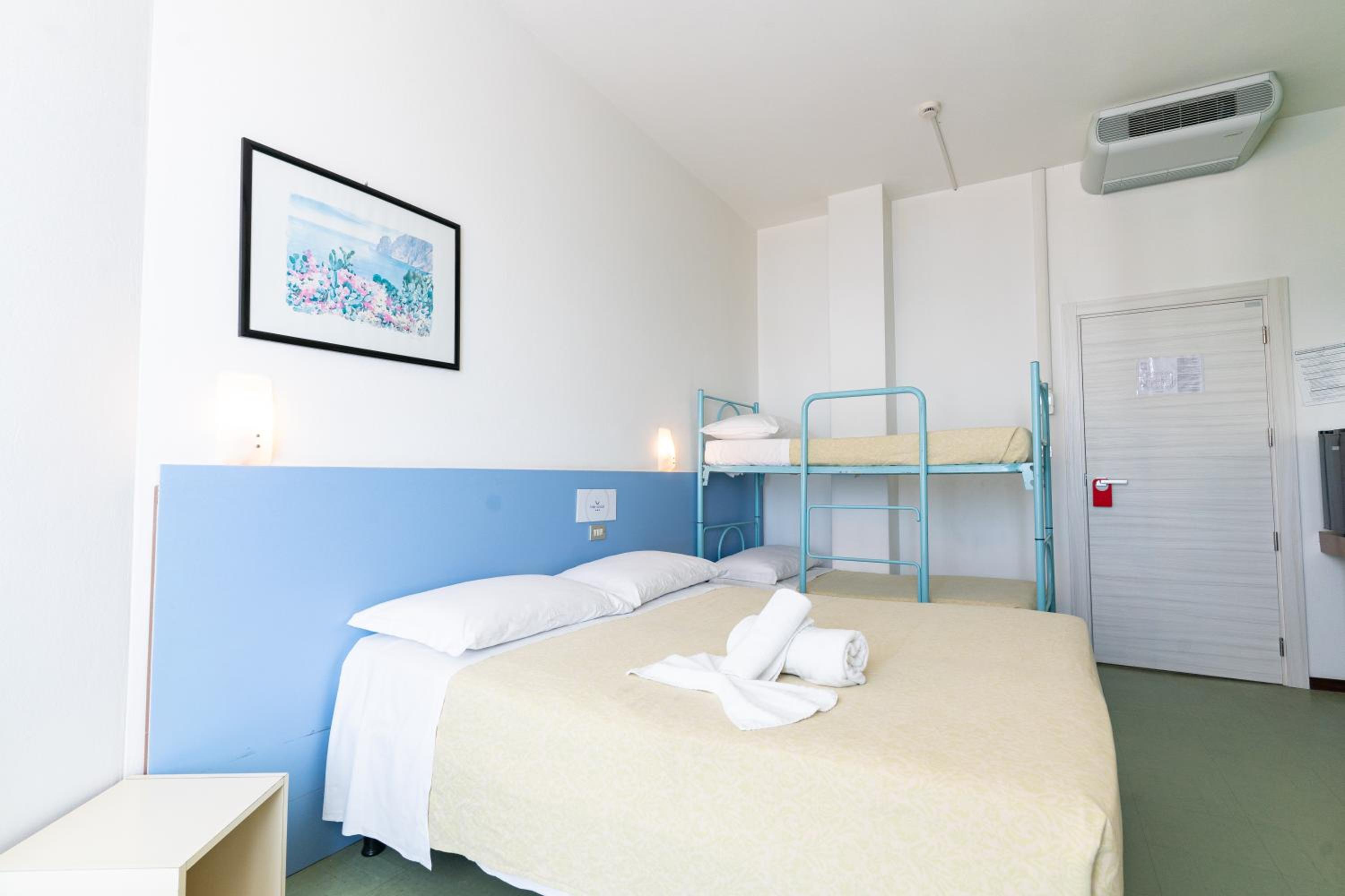 Quadruple Room with Sea View - Photo 1