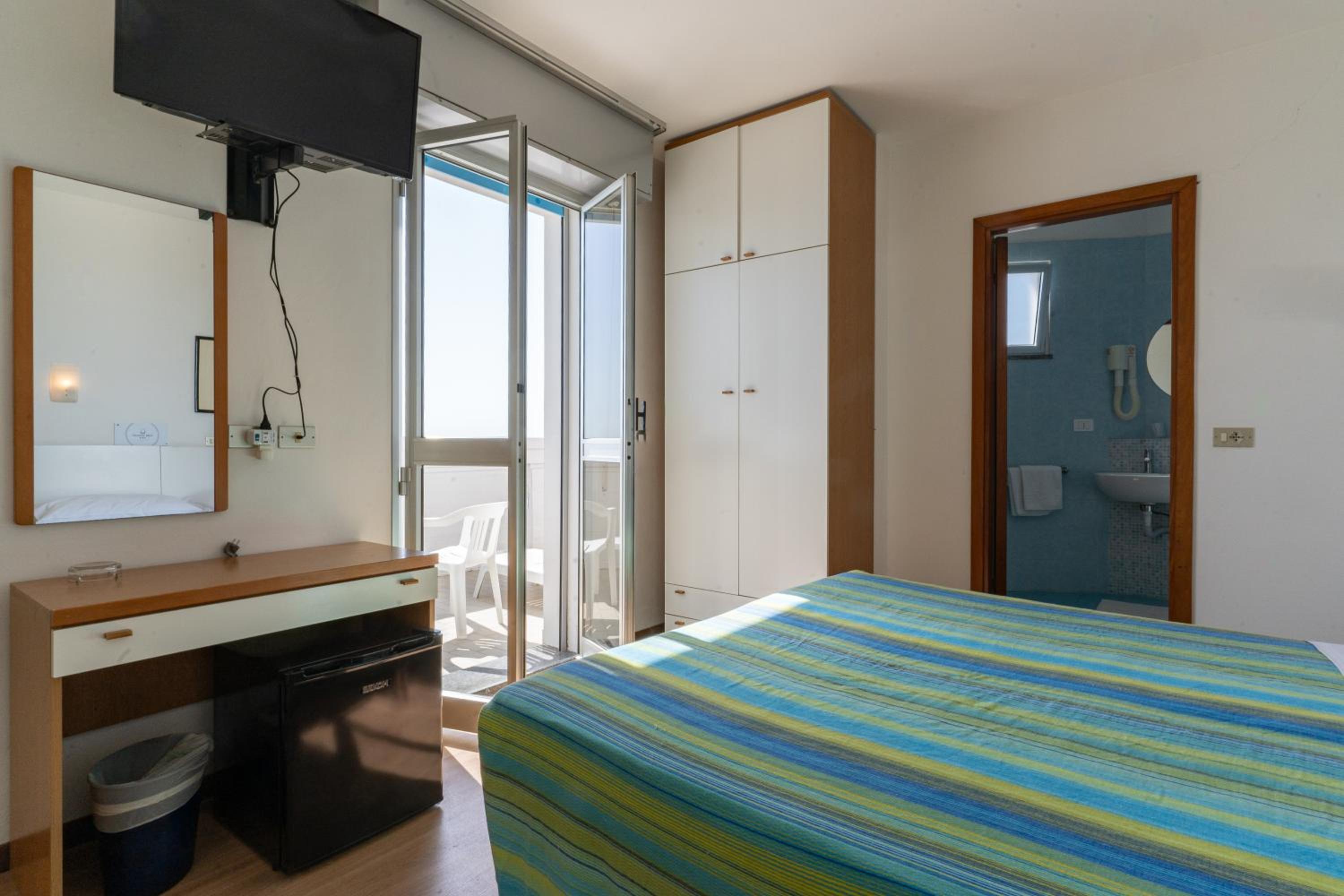 Double Room with Balcony and Sea View - Photo 4
