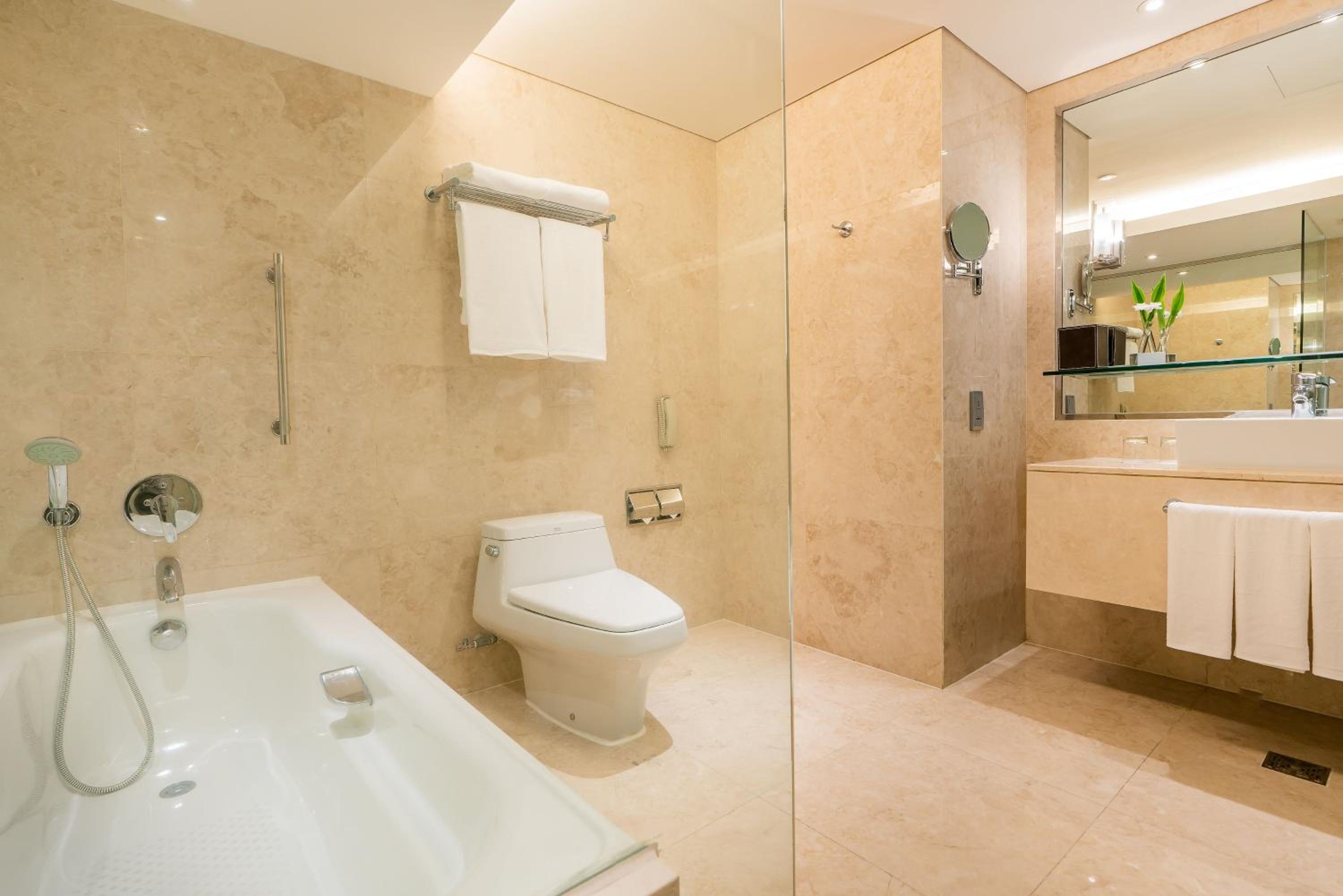 One-Bedroom Premium King Suite with City View thumbnail 6