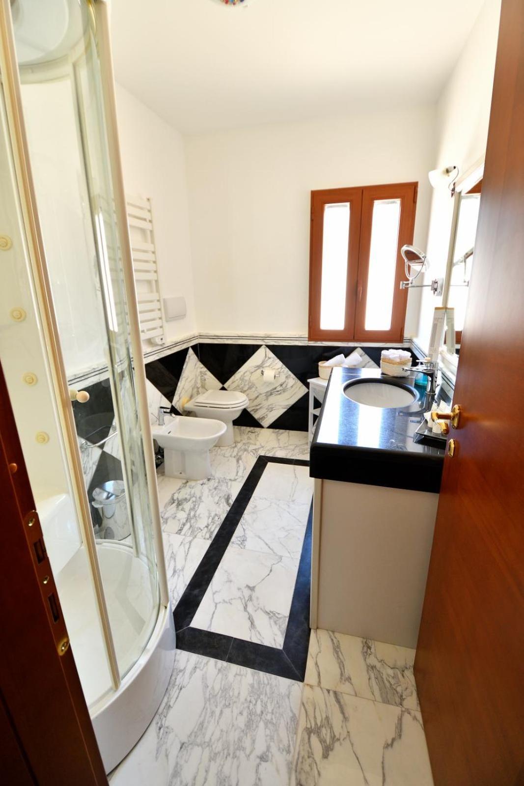 Deluxe Suite photo 2