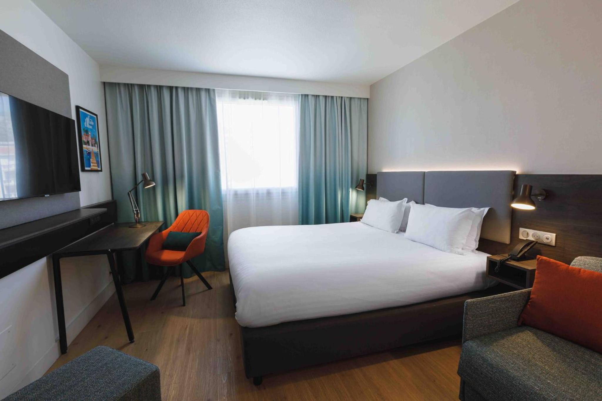 Junior Queen Suite bed with single sofa bed - Photo 4