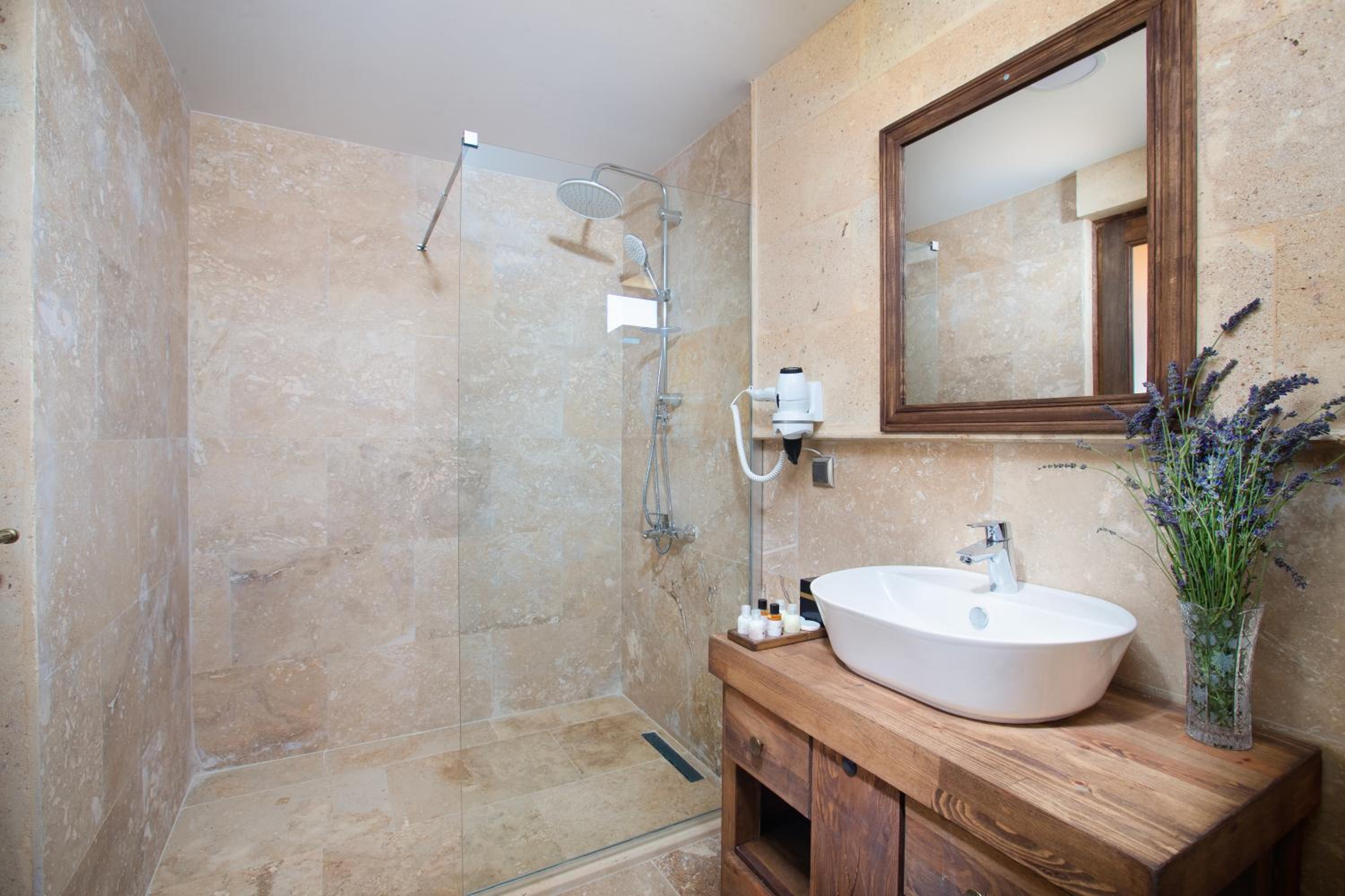 Deluxe Suite with Balcony - Photo 2