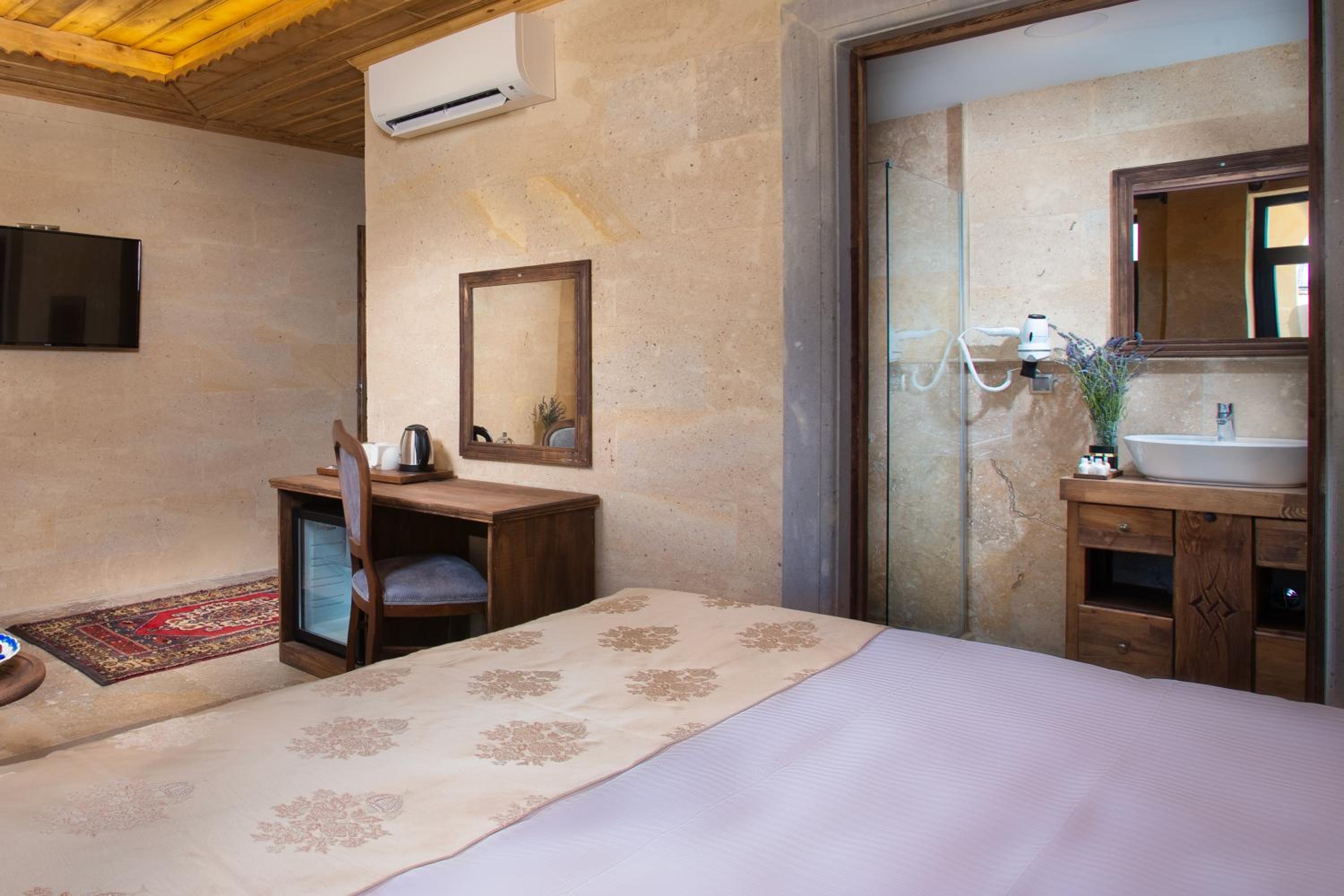 Deluxe Suite with Balcony - Photo 11