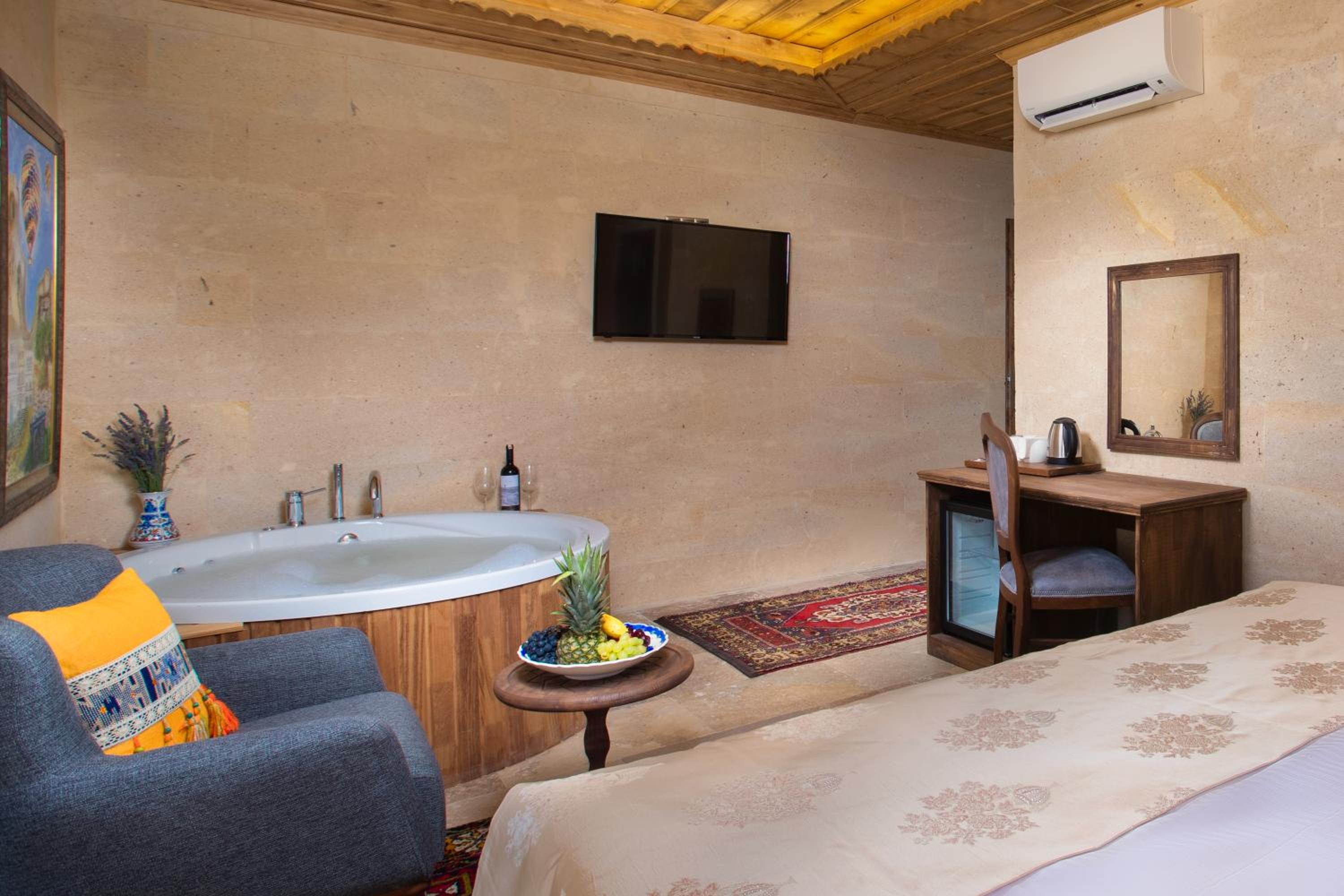 Deluxe Suite with Balcony - Photo 15