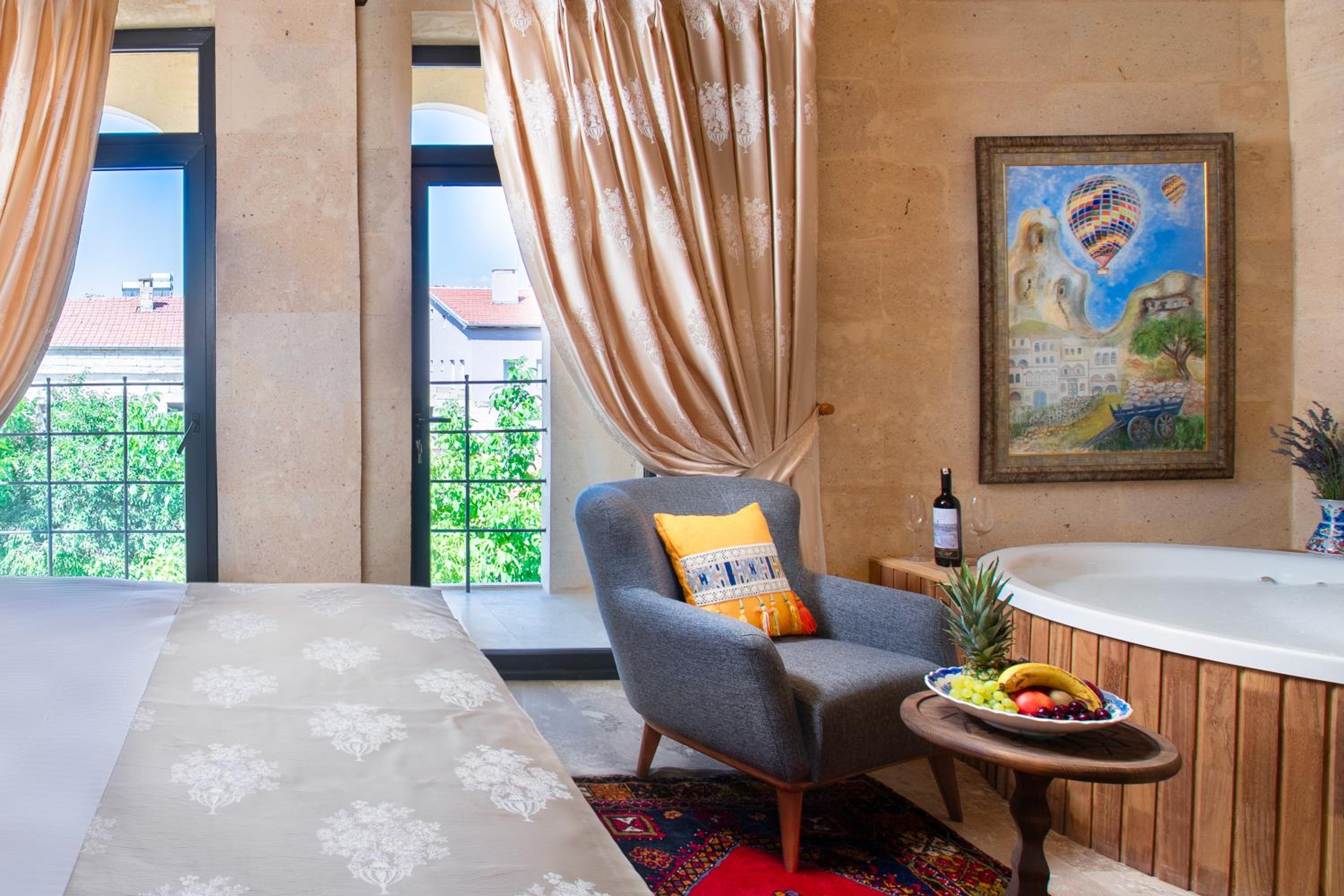 Deluxe Suite with Balcony - Photo 13