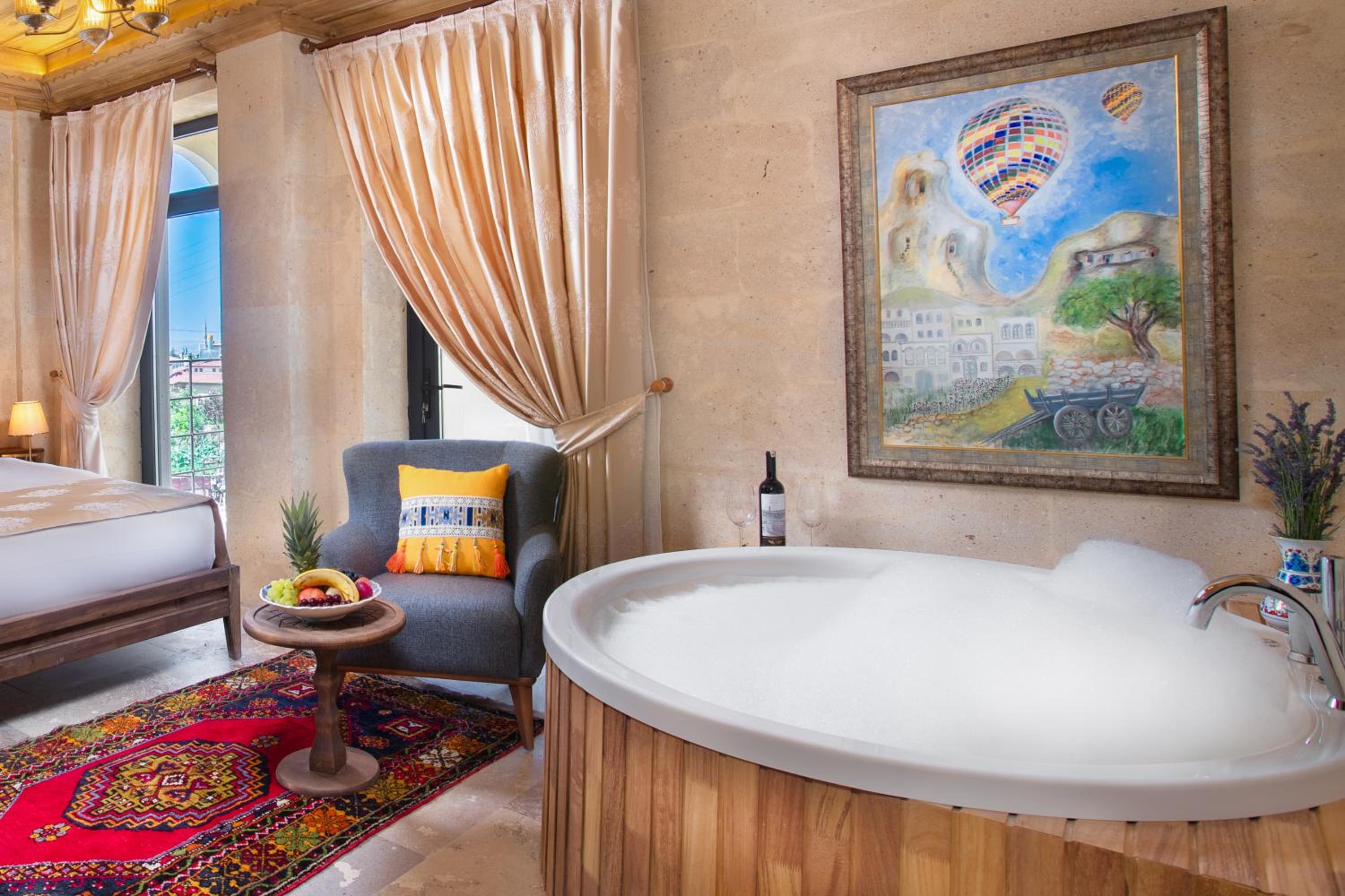 Deluxe Suite with Balcony - Photo 17