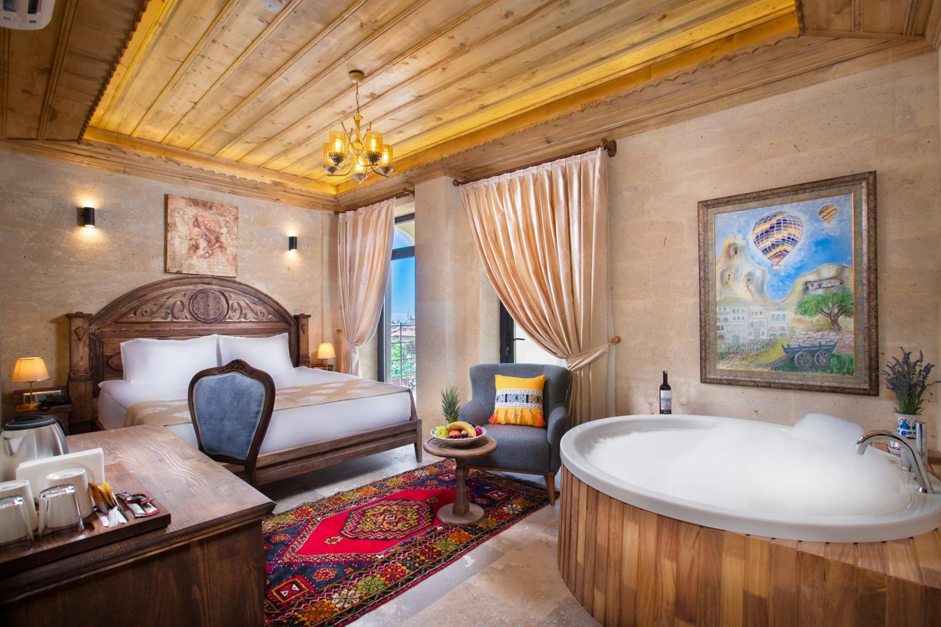 Deluxe Suite with Balcony - Photo 1