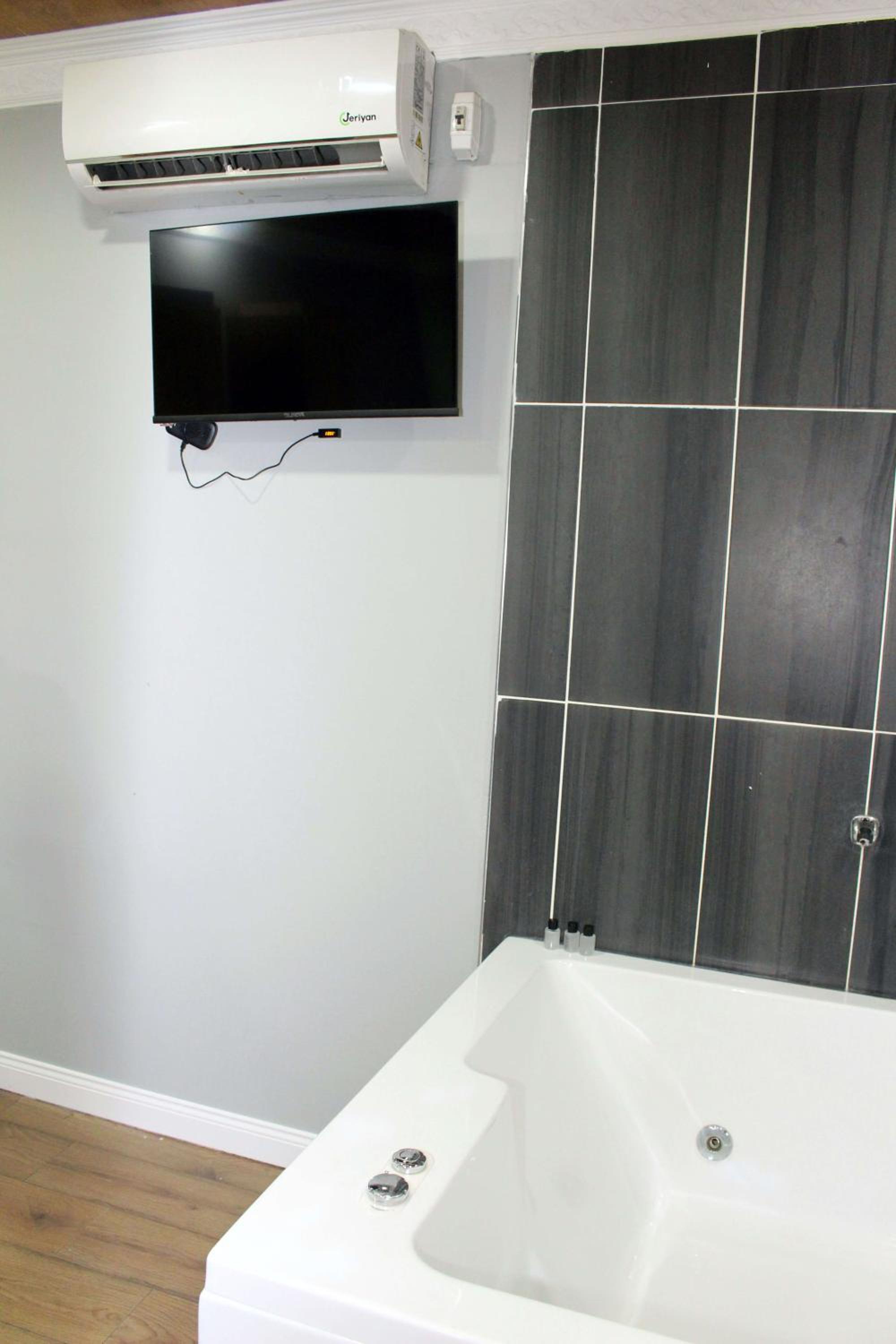 Double Room with Spa Bath photo 3