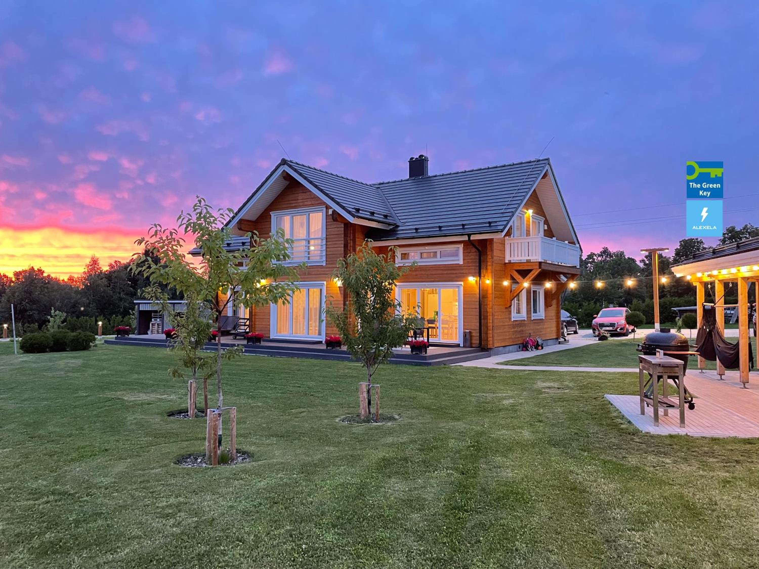 Five-Bedroom House - Photo 4