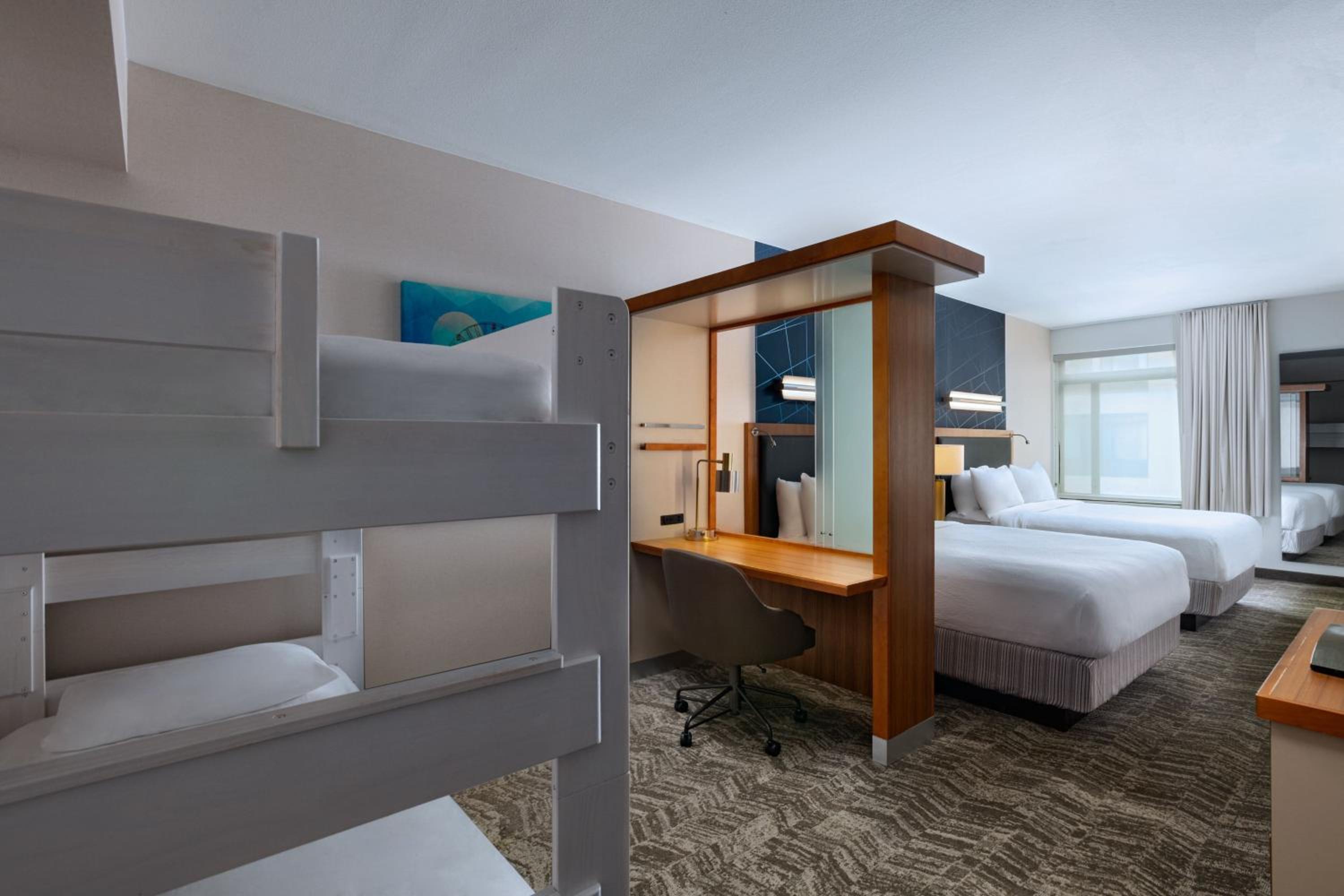 1 Bedroom Suite, 2 Queens, Trundle Bed photo 2