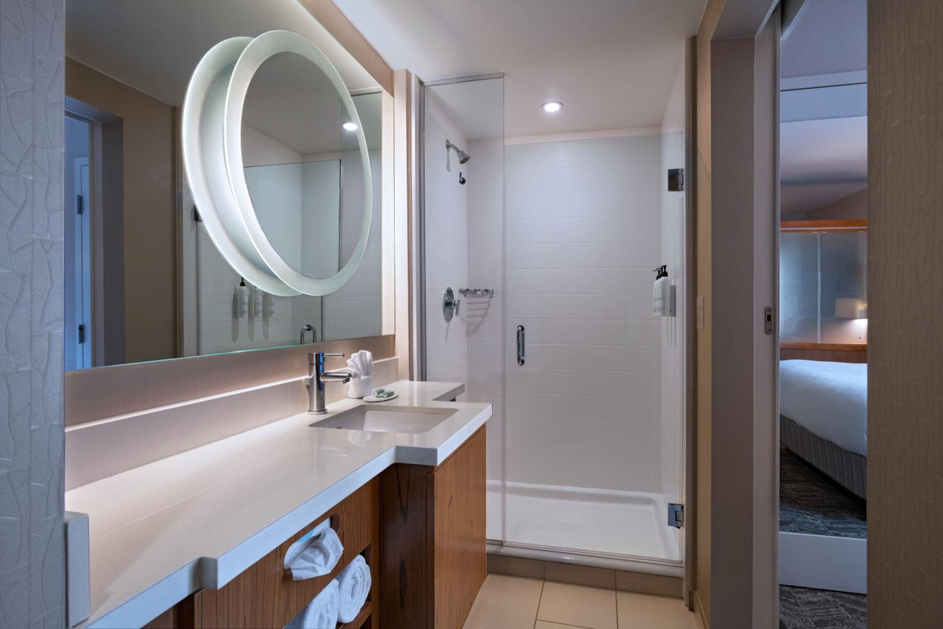 One-Bedroom Queen Suite with Two Queen Beds, Bunk Bed, Bathtub and Trundle Sofa - Mobility Access/Hearing Accessible photo 3