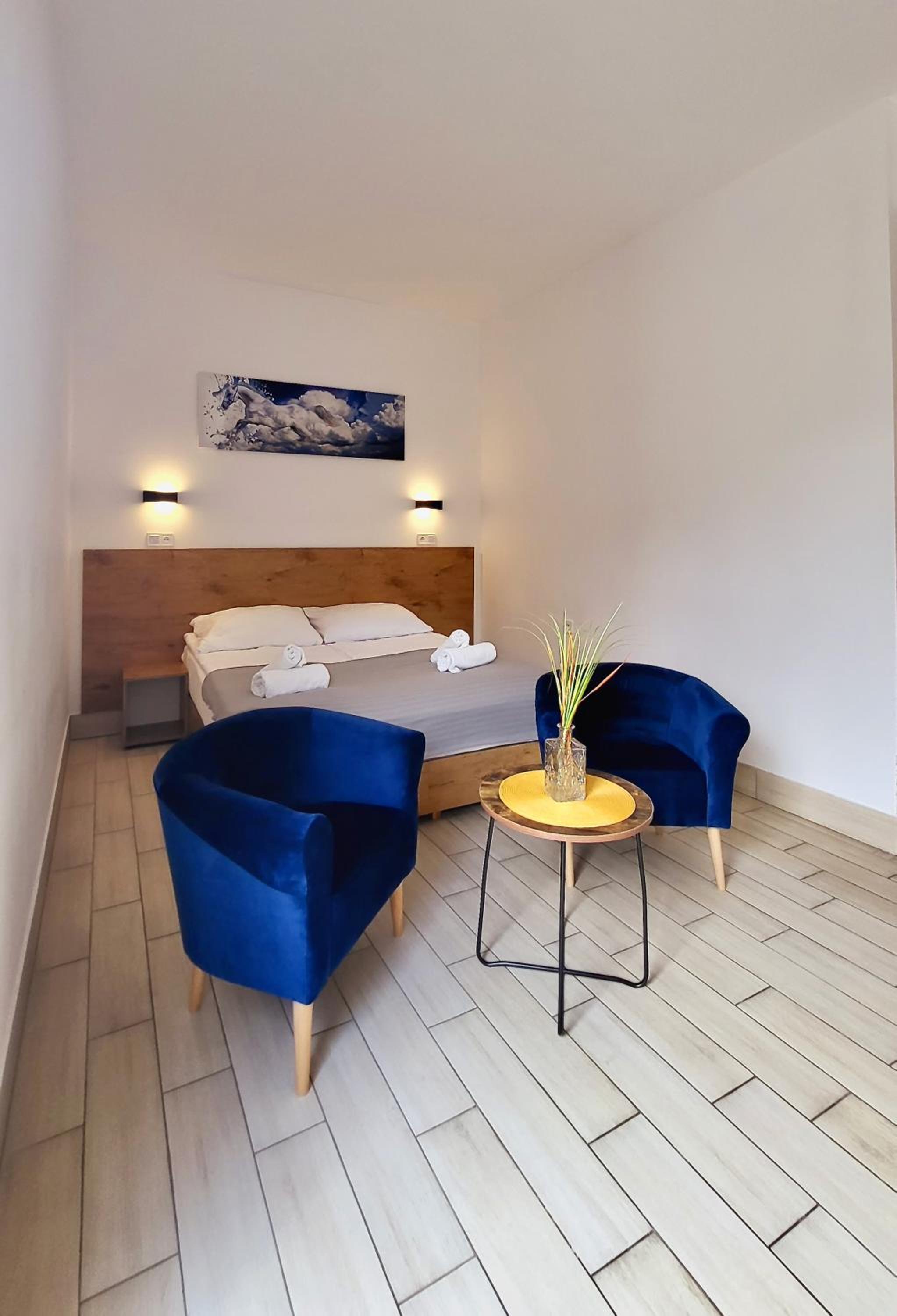 Large Double Room - Photo 5