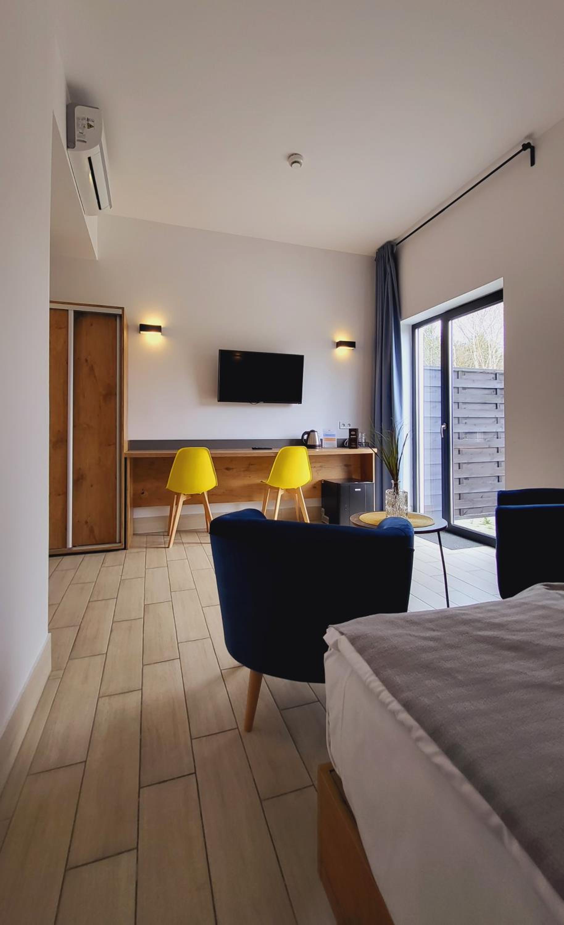 Large Double Room - Photo 6
