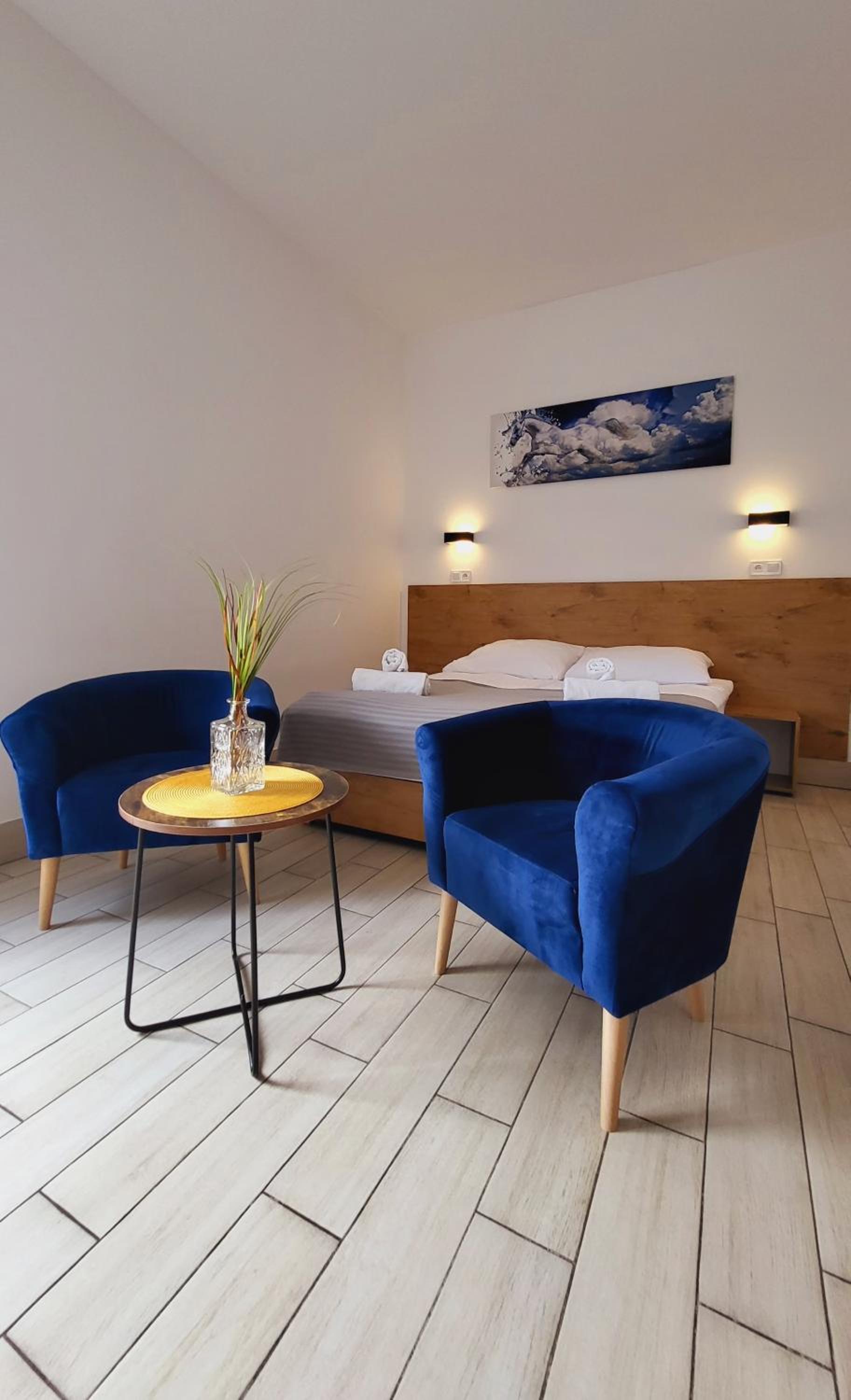 Large Double Room - Photo 1