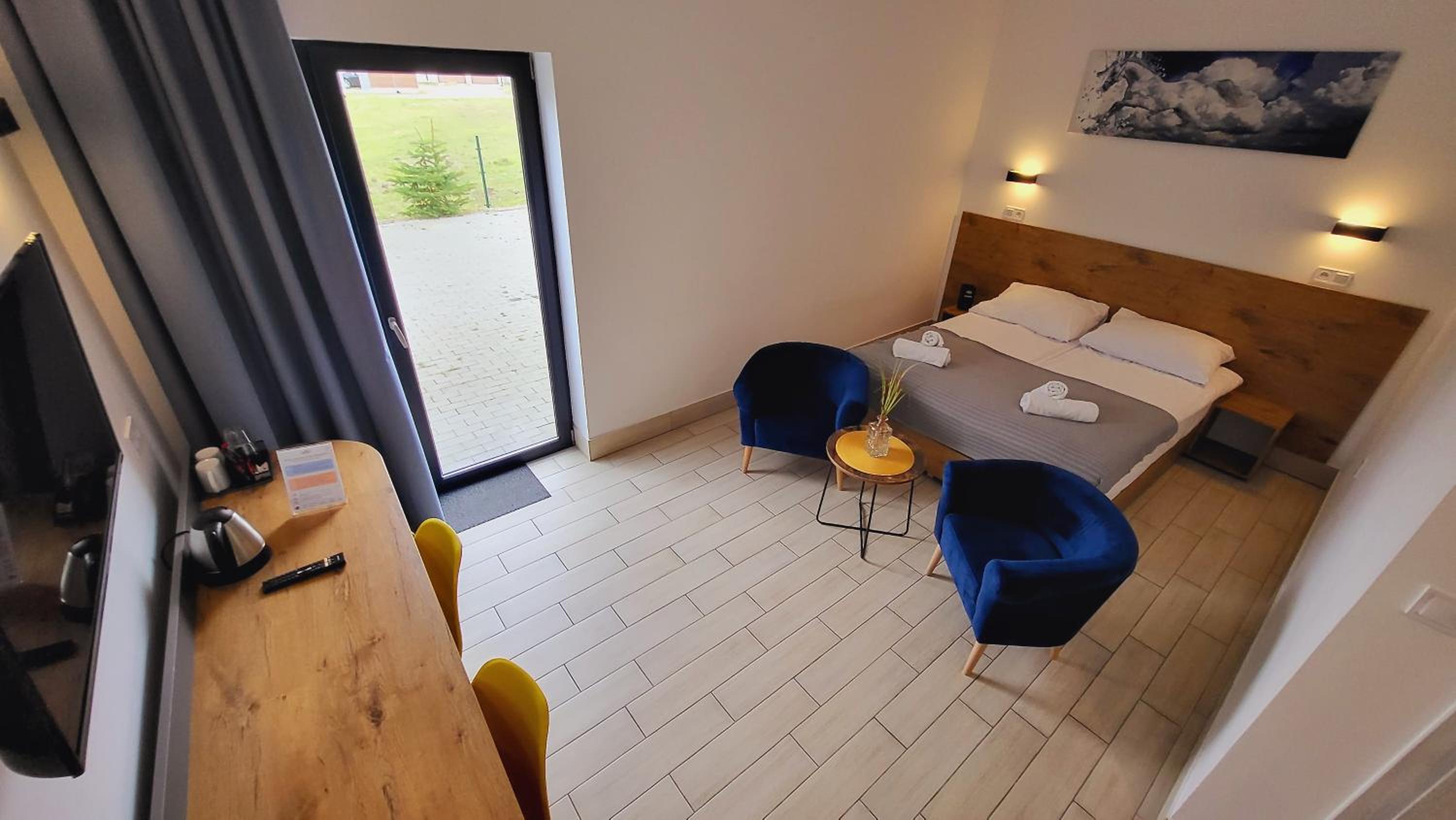 Large Double Room - Photo 3