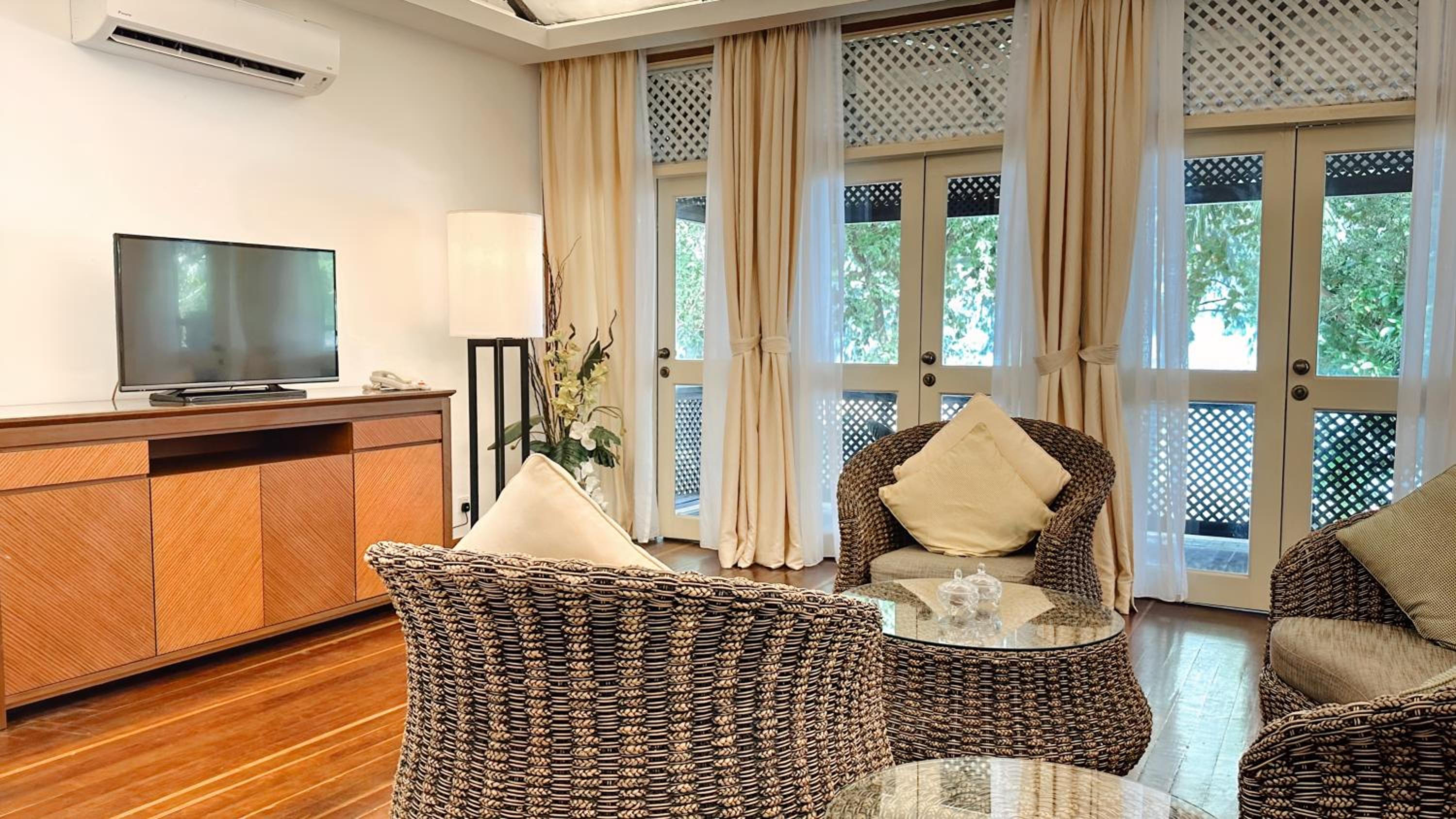 One Bedroom Sea View Suite - Photo 9